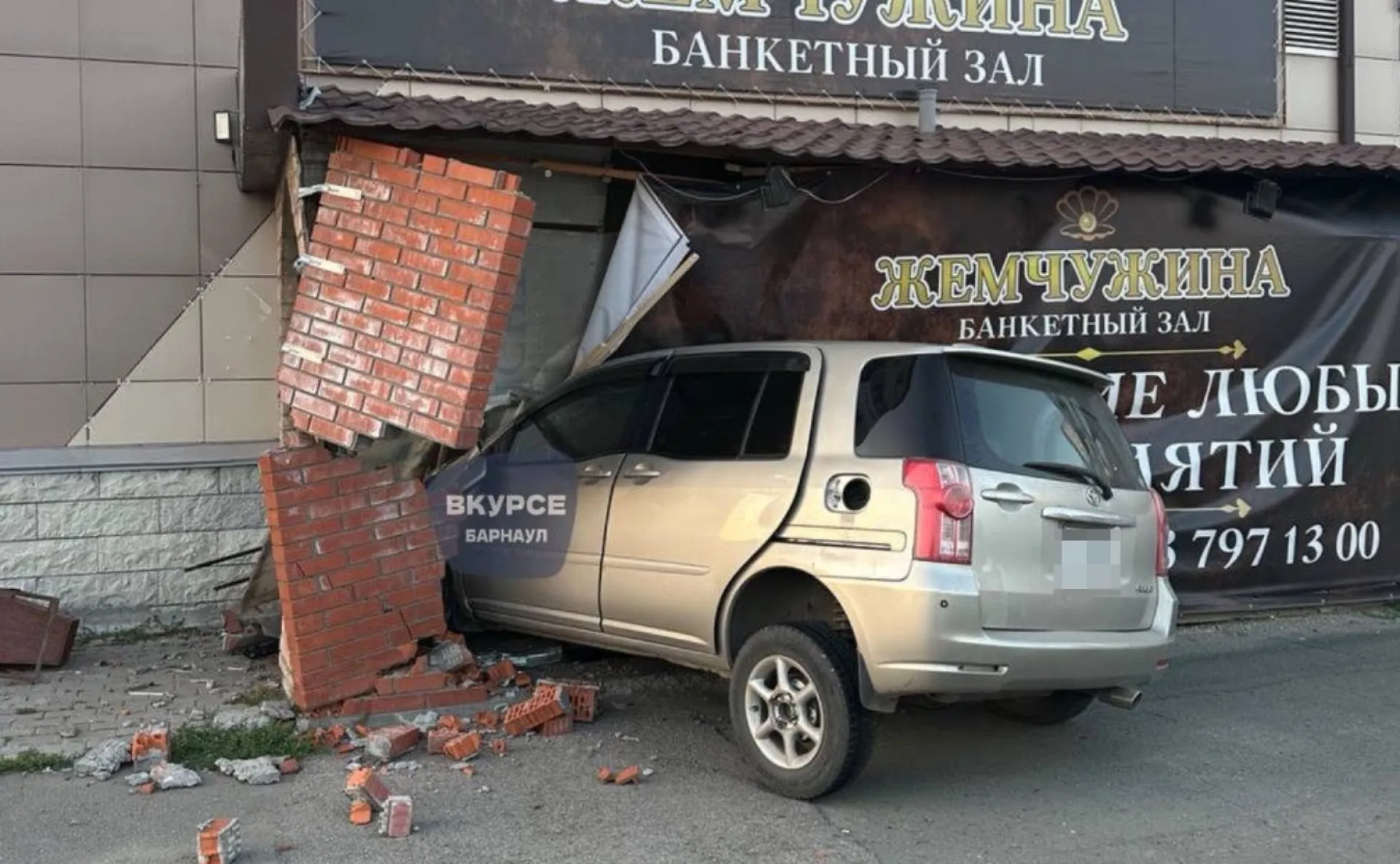 Автомобиль протаранил кирпичную стену в Барнауле Автомобиль протаранил кирпичную стену в Барнауле
