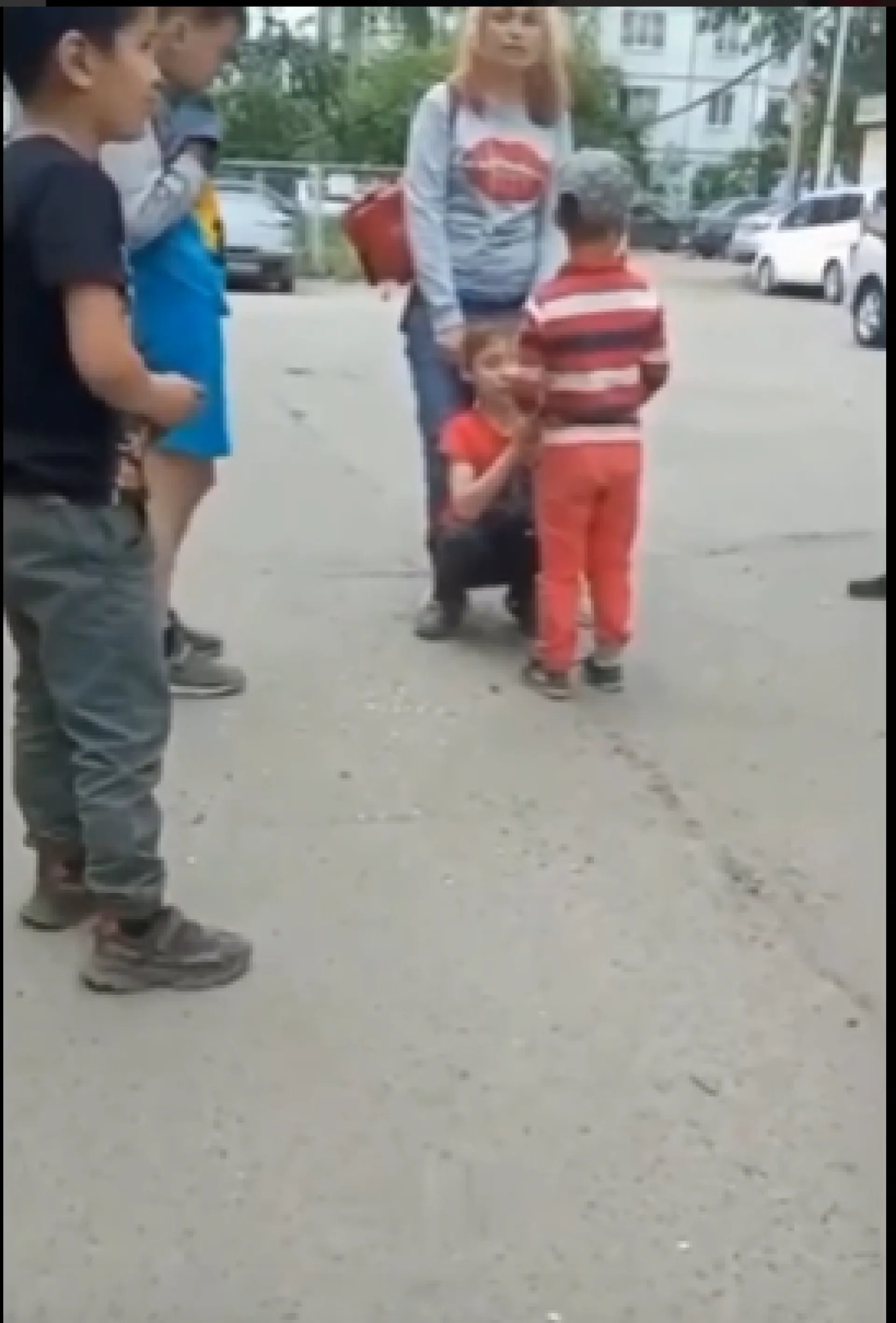 Сибирячка прилюдно поставила на колени подростка, обидевшего её сына