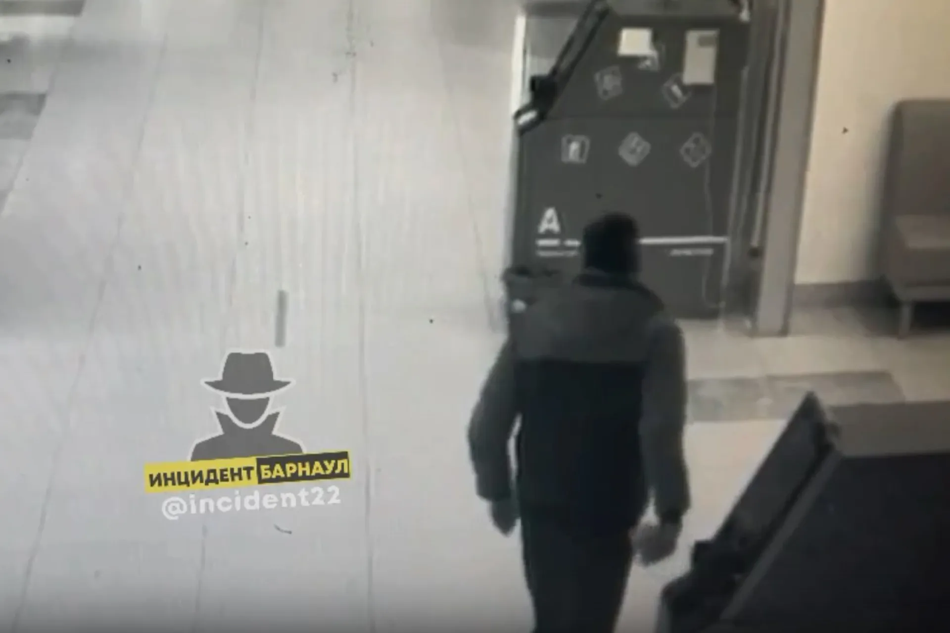 Неизвестный украл оставленные в банкомате деньги в Барнауле