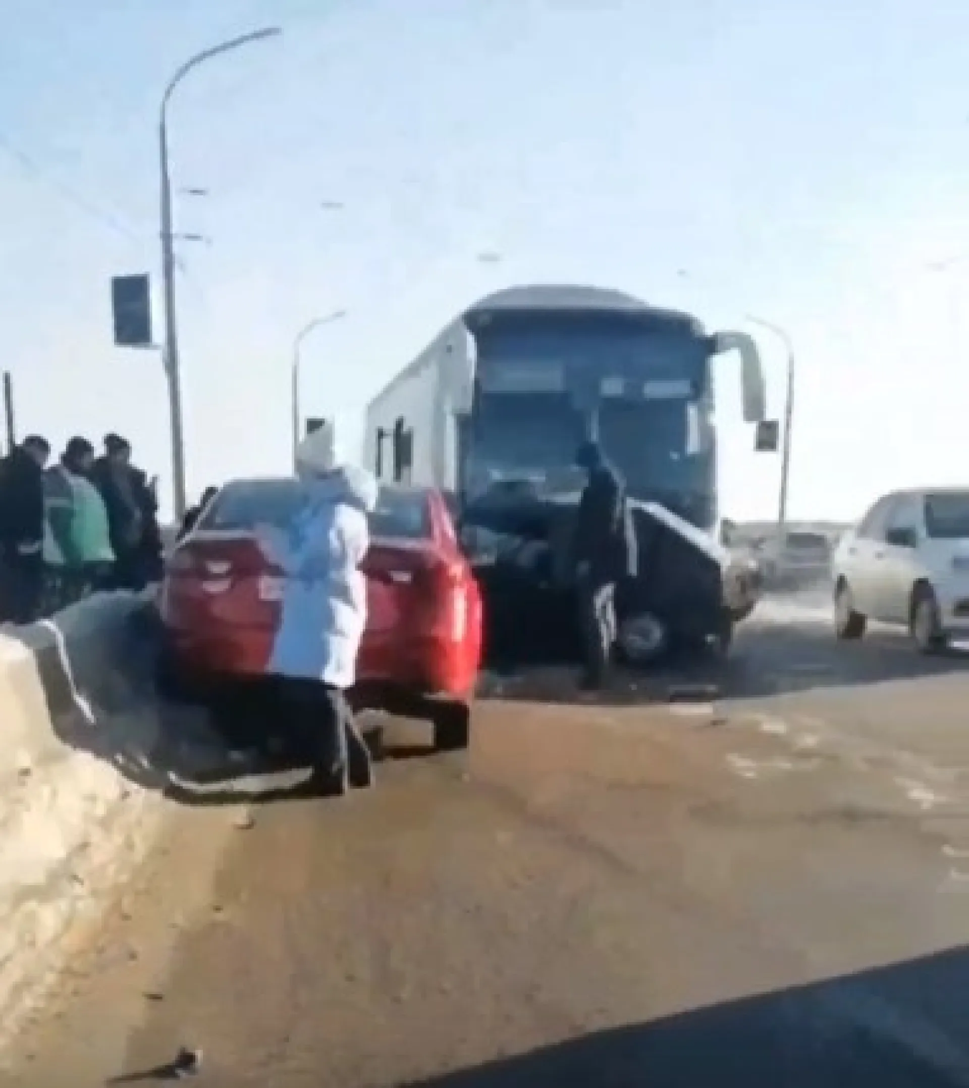 Рейсовый автобус и две легковушки попали в серьезное ДТП в Бийске