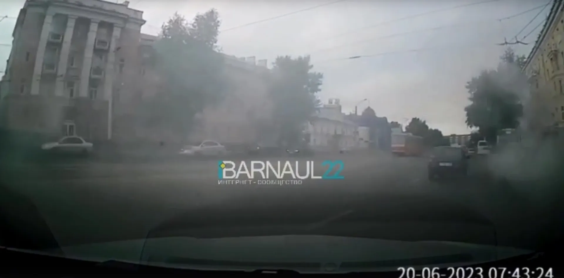 Автомобиль загорелся во время движения в Барнауле Автомобиль загорелся во время движения в Барнауле