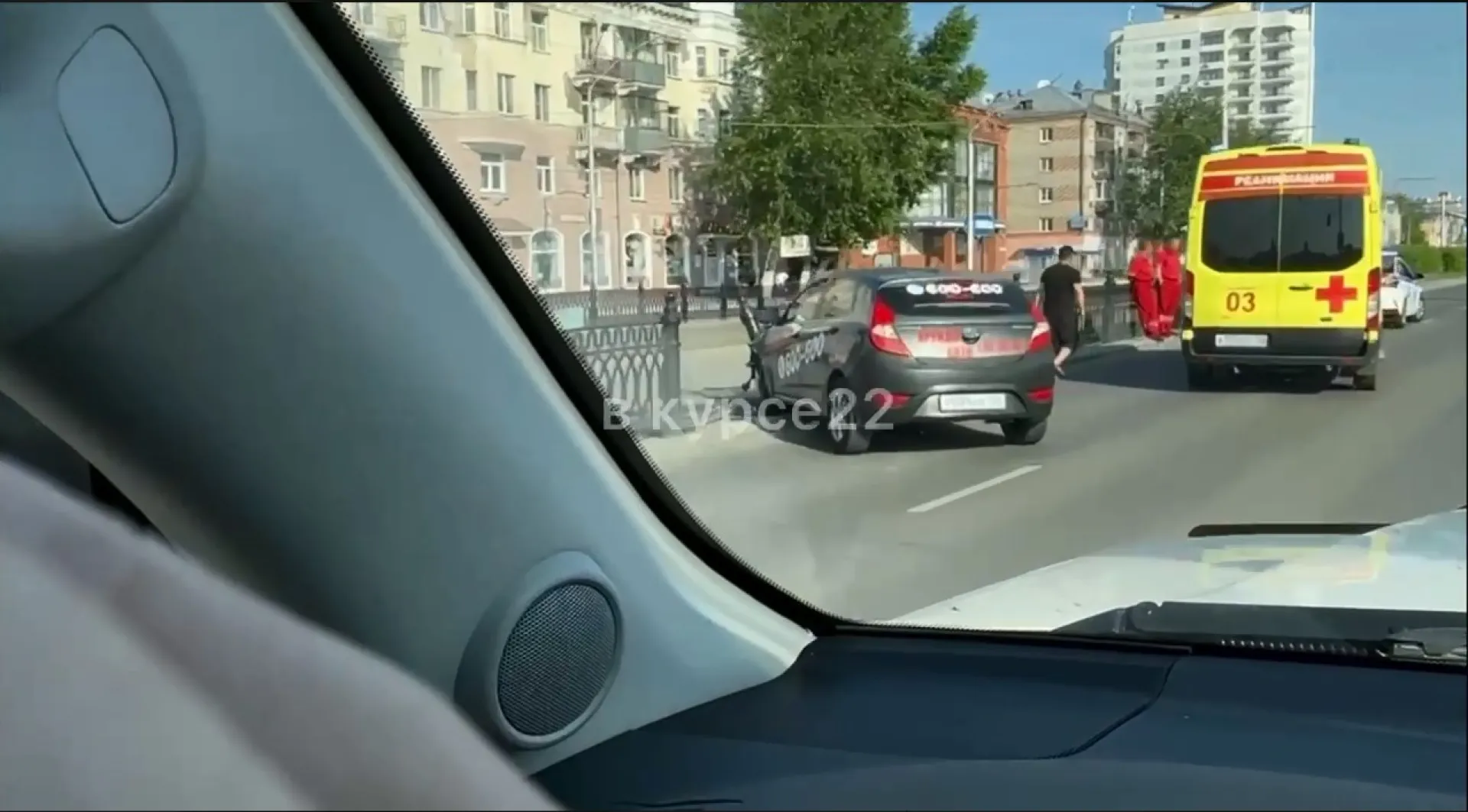 Таксист сбил пешехода и протаранил ограждение в центре Барнаула