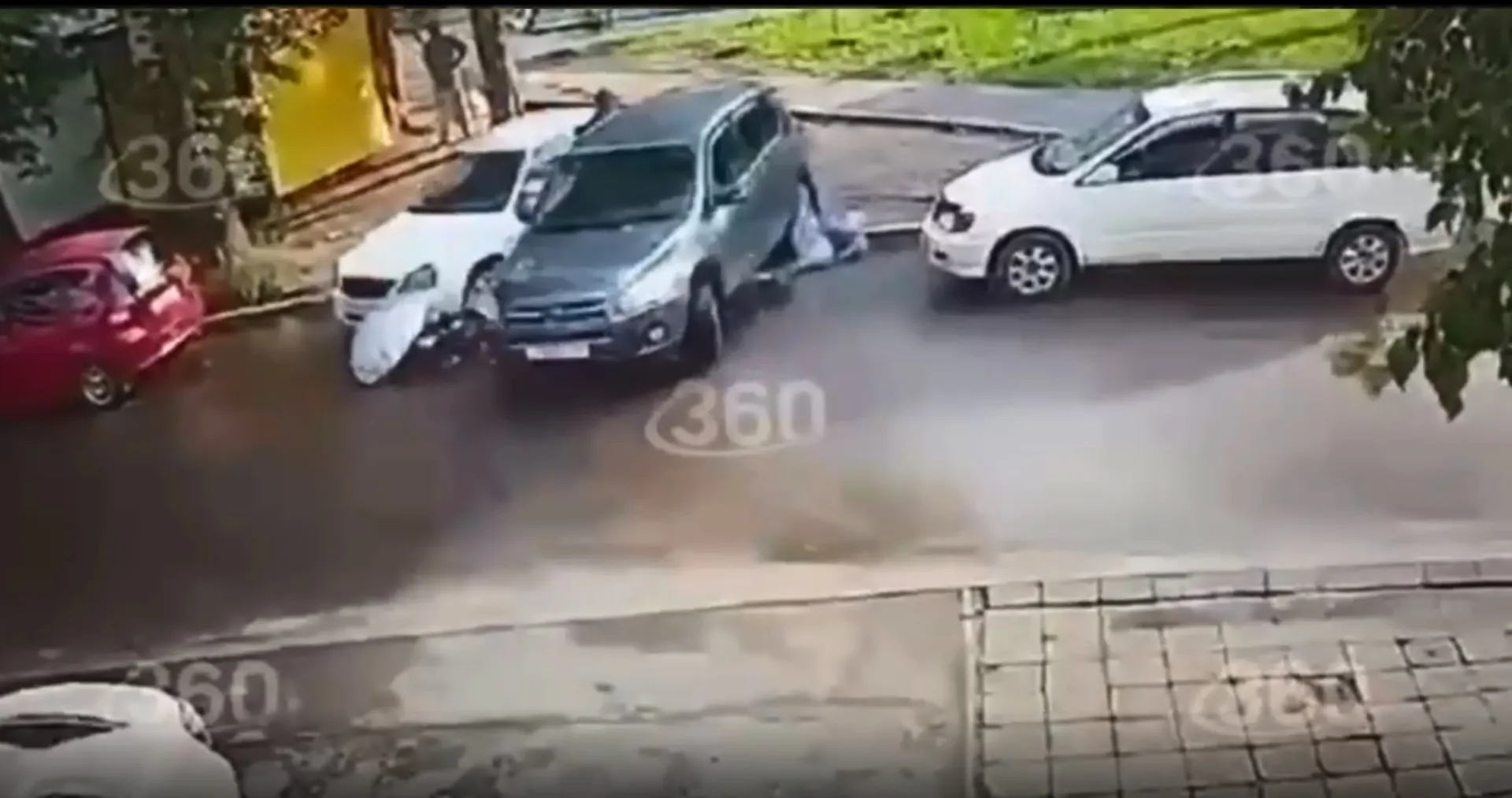 Водитель сбил троих человек во дворе дома в Заринске