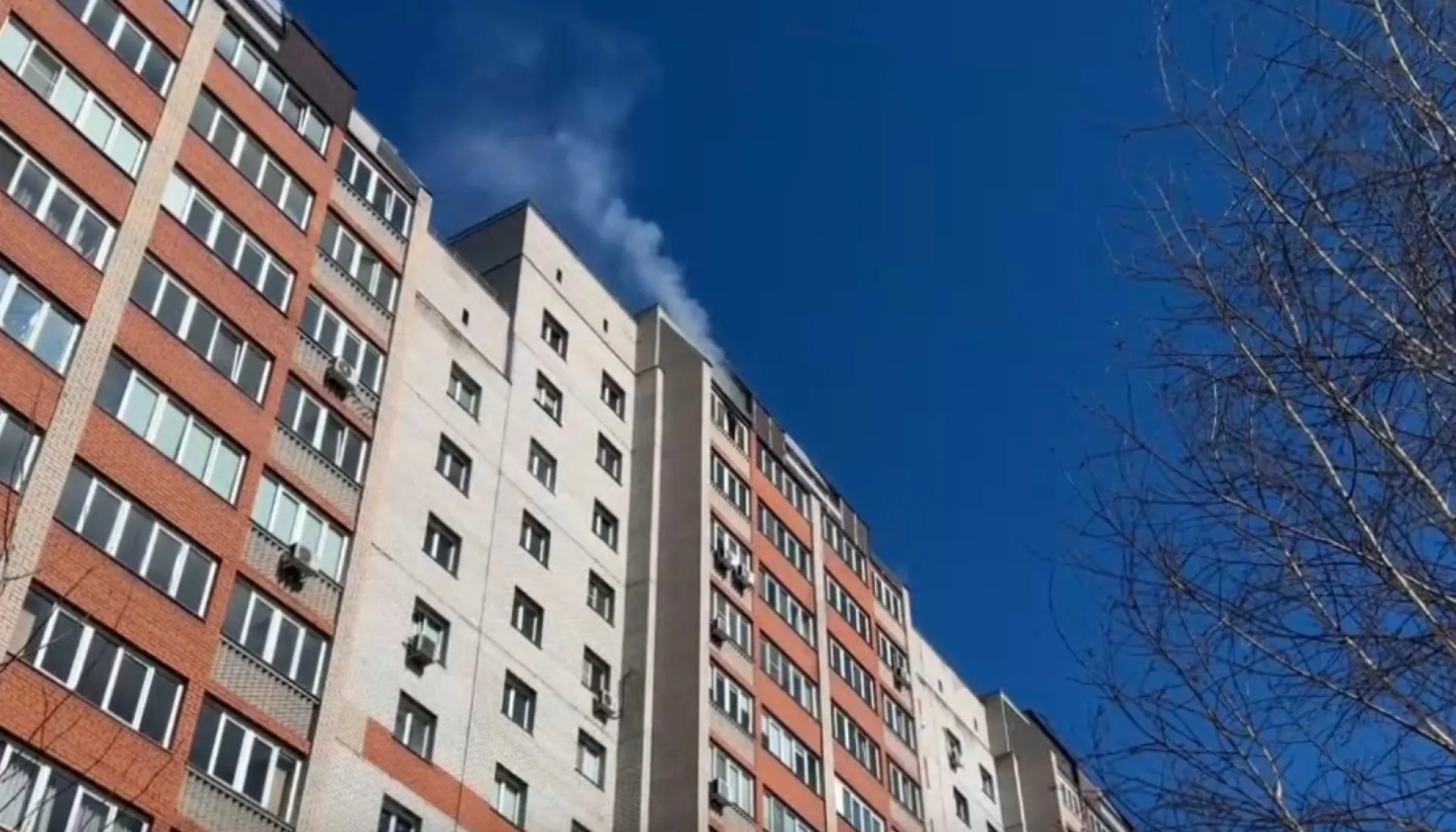 15-этажный дом загорелся в Барнауле 15-этажный дом загорелся в Барнауле