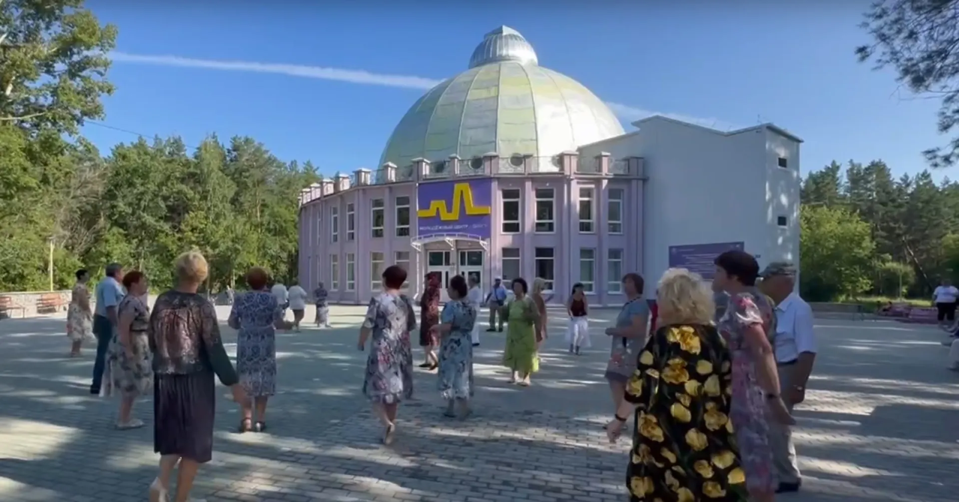 Открытую танцплощадку для пенсионеров организовали в Бийске
