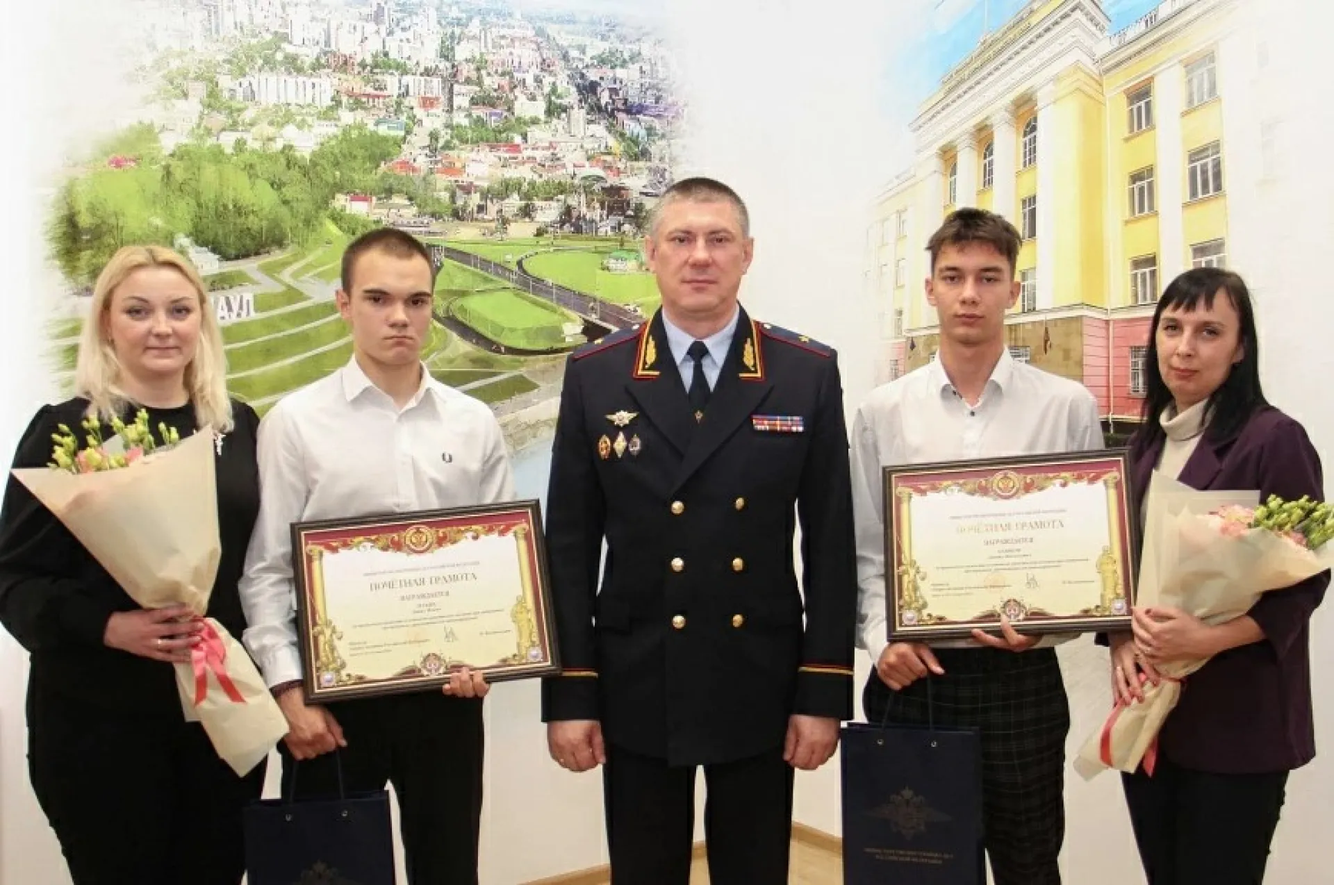 Юных барнаульцев наградили за помощь в поимке хулиганов
