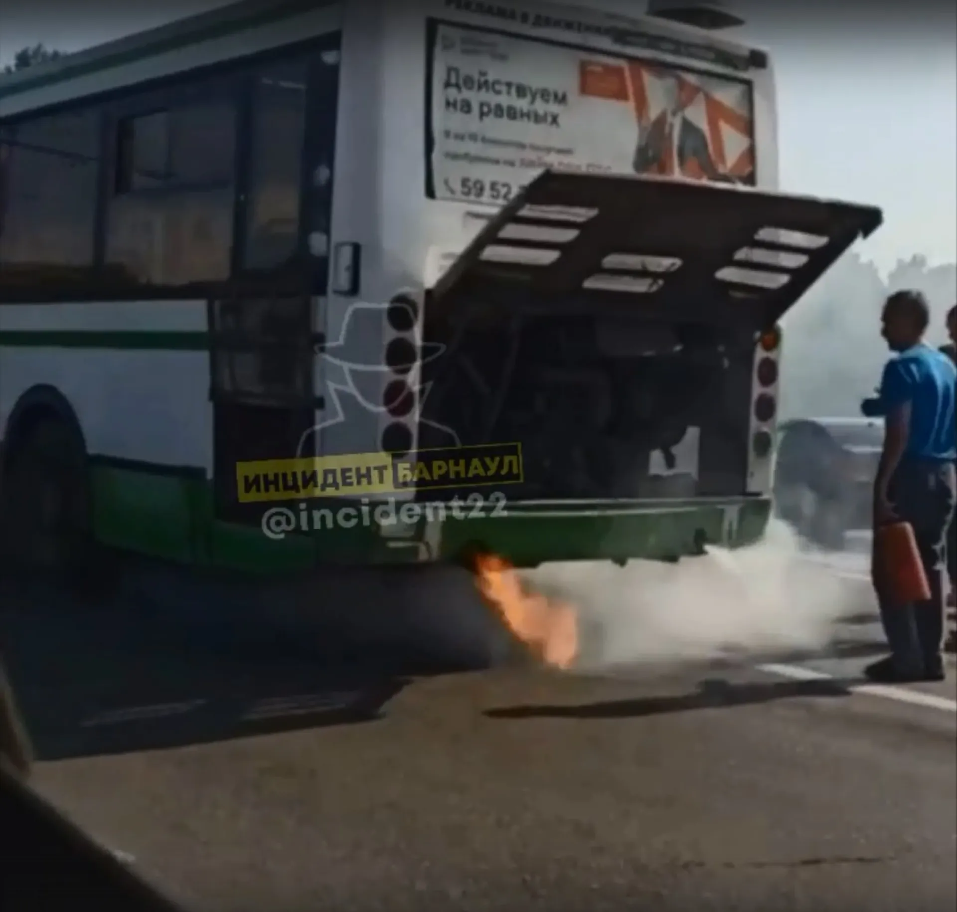 Автобус загорелся во время движения в Барнауле Автобус загорелся во время движения в Барнауле