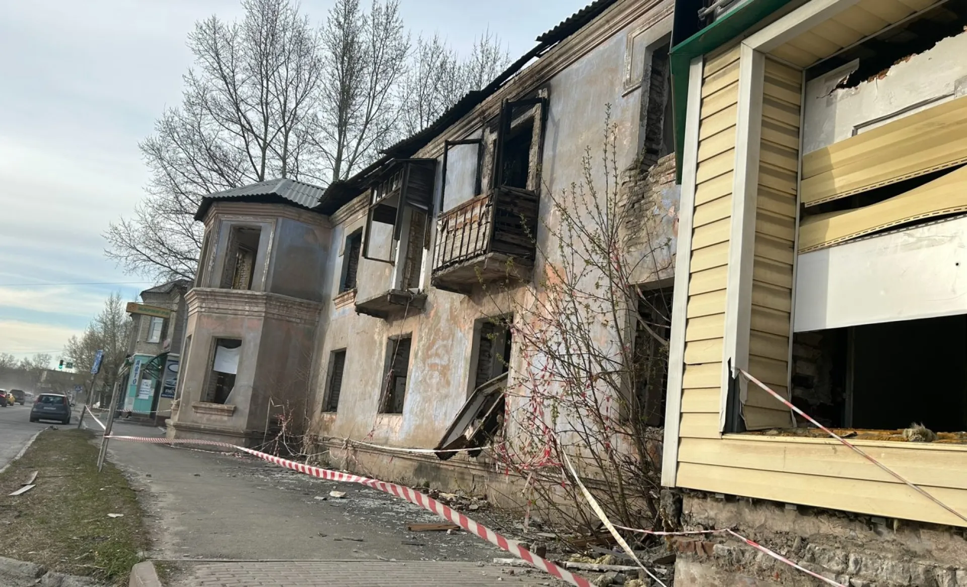 Аварийный дом сносят в Барнауле Аварийный дом сносят в Барнауле