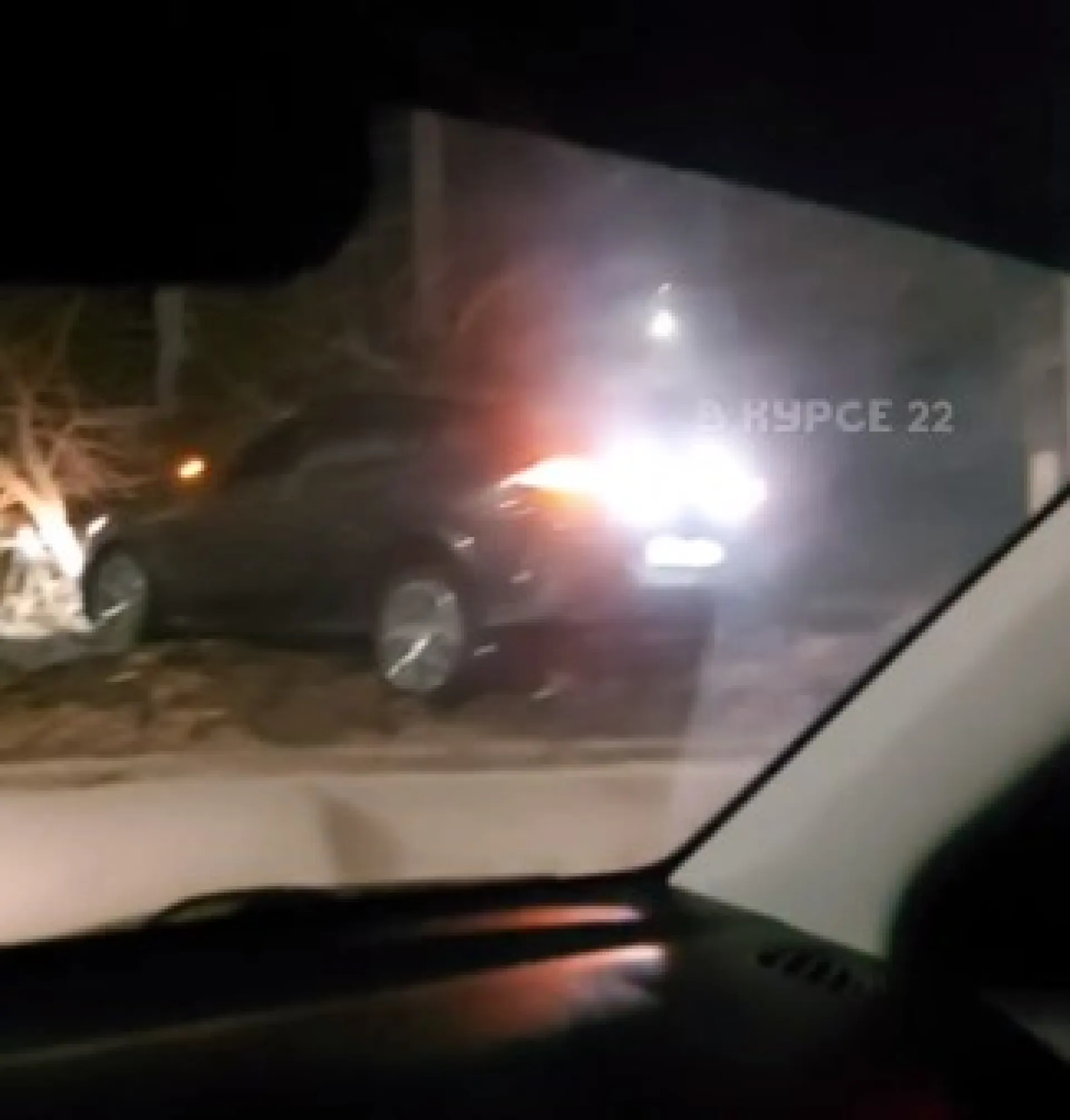 Автомобиль врезался в ограду барнаульского спорткомплекса