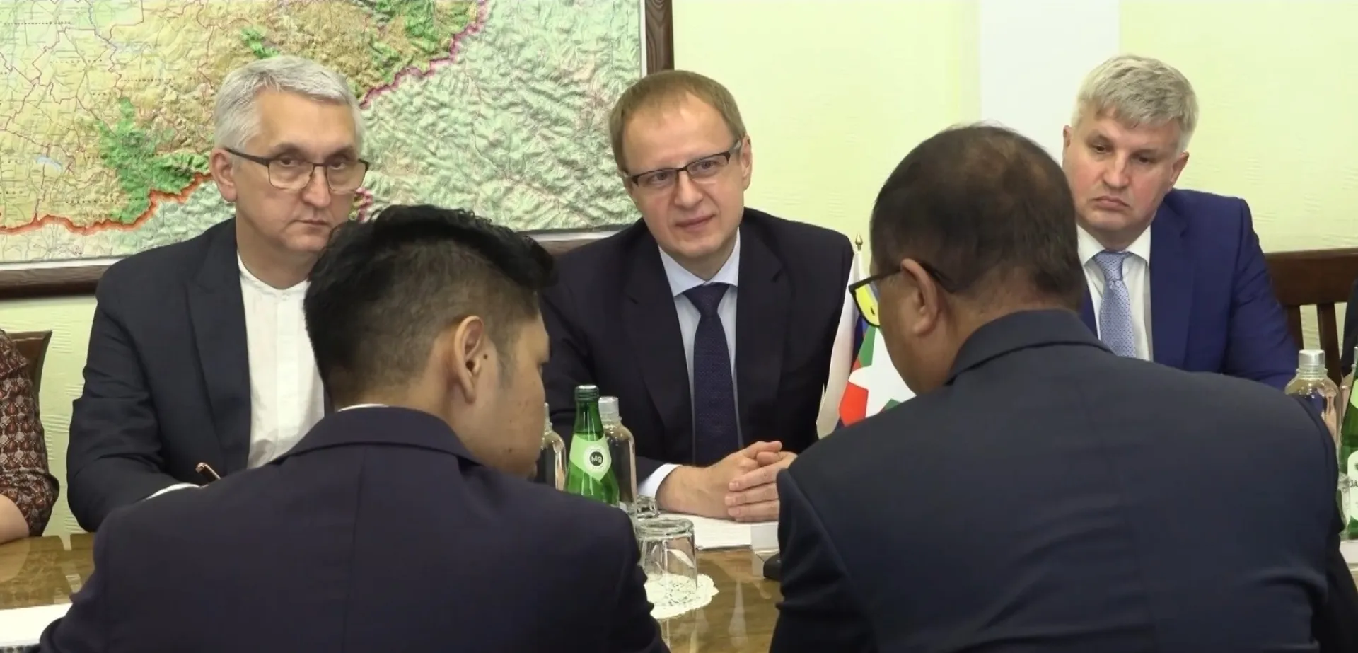 Губернатор Алтайского края Виктор Томенко провел встречу с послом Мьянмы Губернатор Алтайского края Виктор Томенко провел встречу с послом Мьянмы