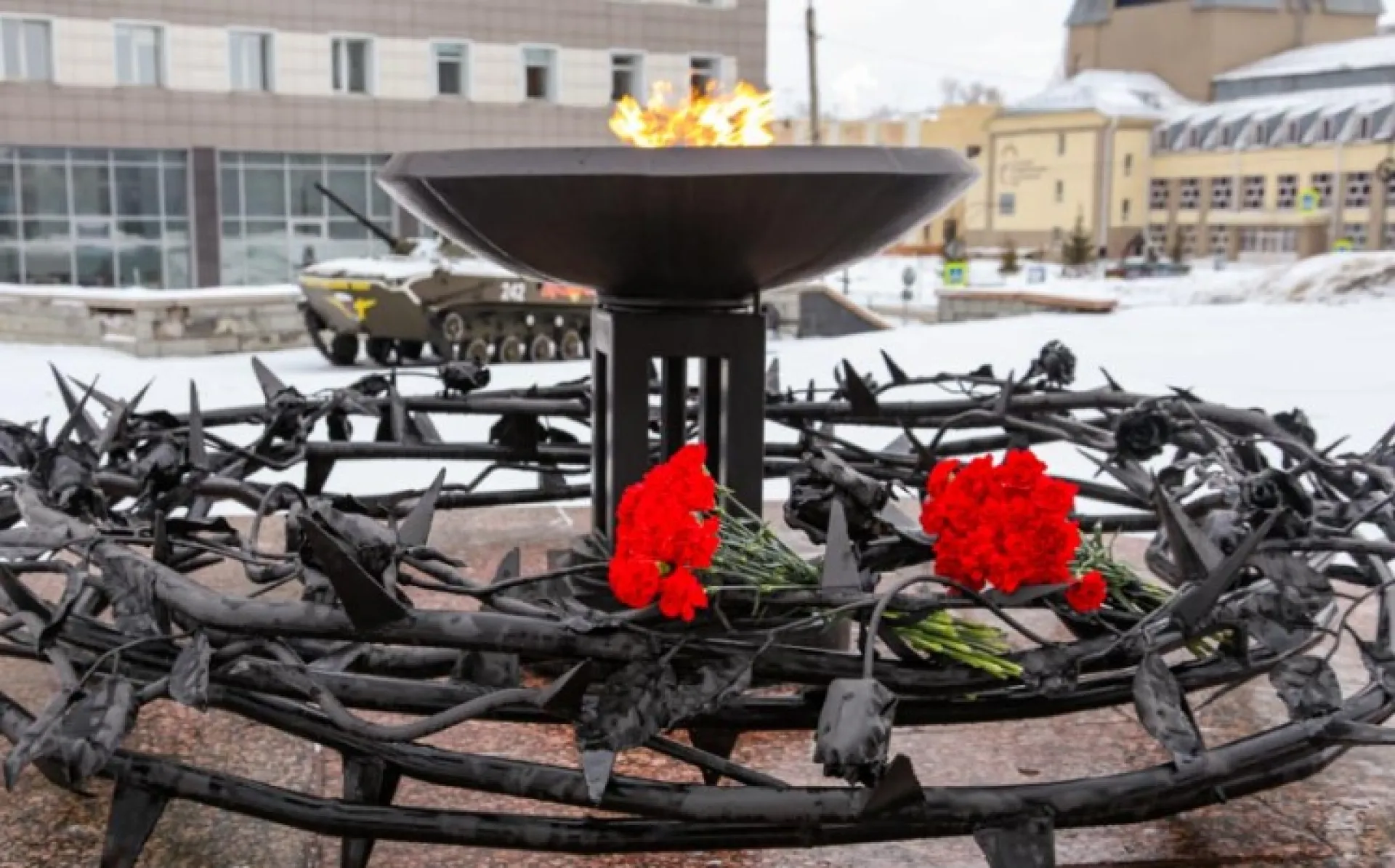 В поддержку российских военных, участвующих в спецоперации в Донбассе, зажгли огонь на площади Ветеранов