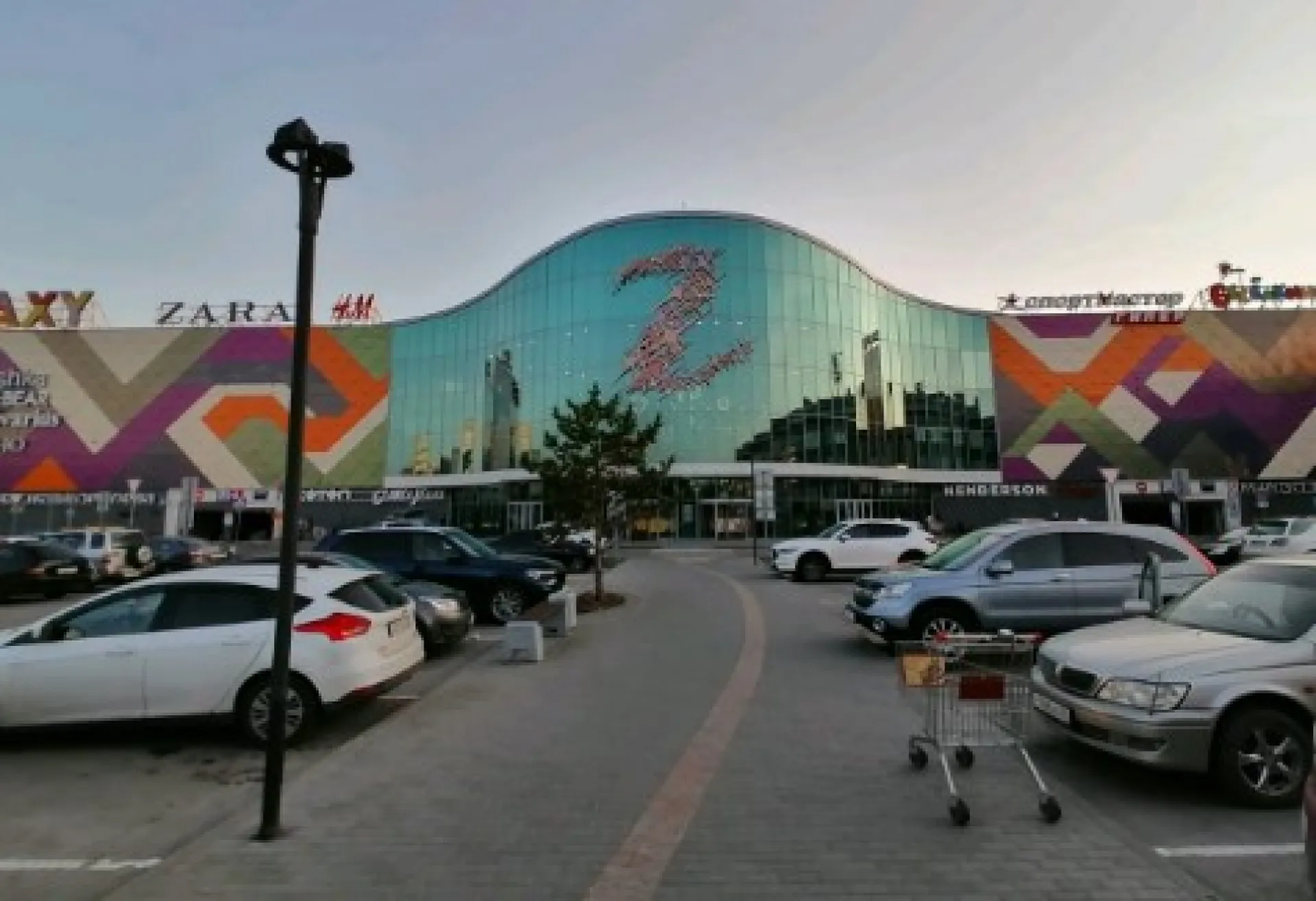 В ТРЦ Galaxy до конца лета сделали бесплатной подземную парковку