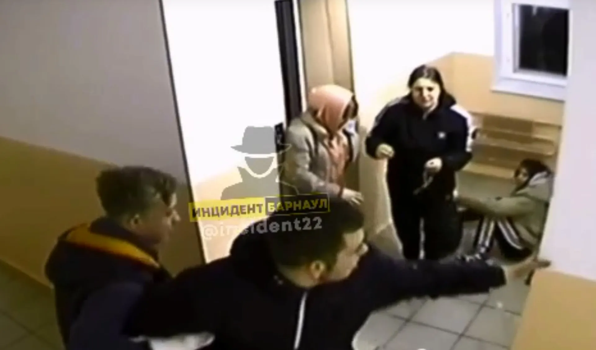 Житель Барнаула в нетрезвом состоянии сломал лифт и напал на девушек Житель Барнаула в нетрезвом состоянии сломал лифт и напал на девушек