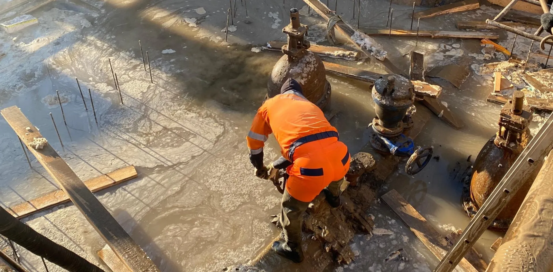 Специалисты откачивают воду возле поврежденного участка водопровода в Барнауле