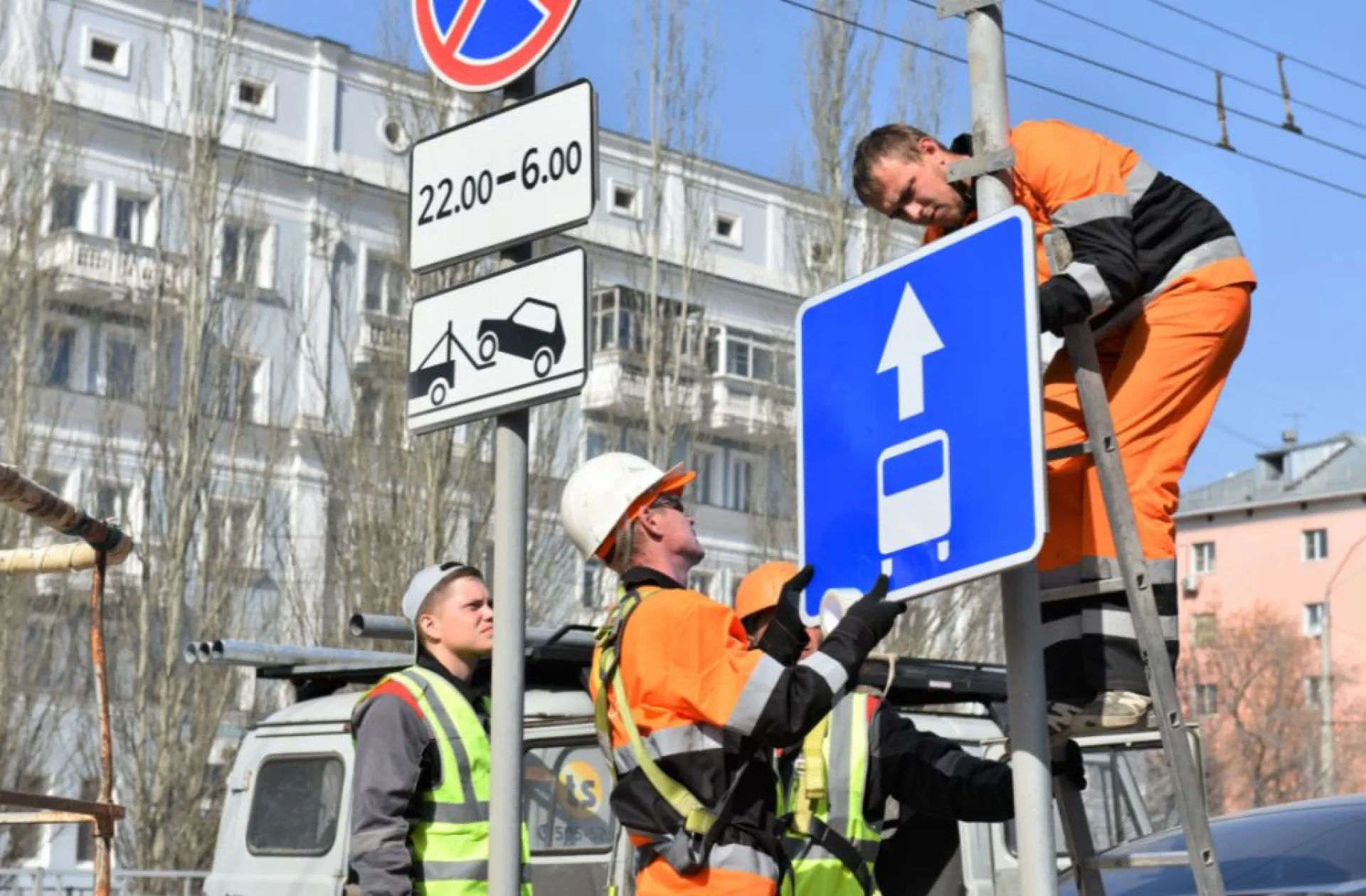 Дорожные знаки для выделенных полос и запрета парковки на время ремонта моста на Новом рынке устанавливают в Барнауле