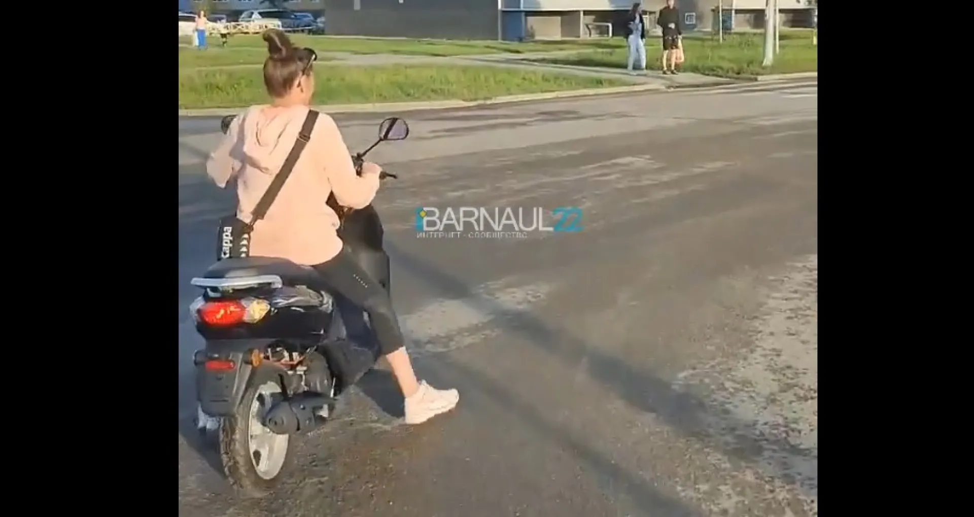 Подозрительную девушку на байке задержали в Барнауле