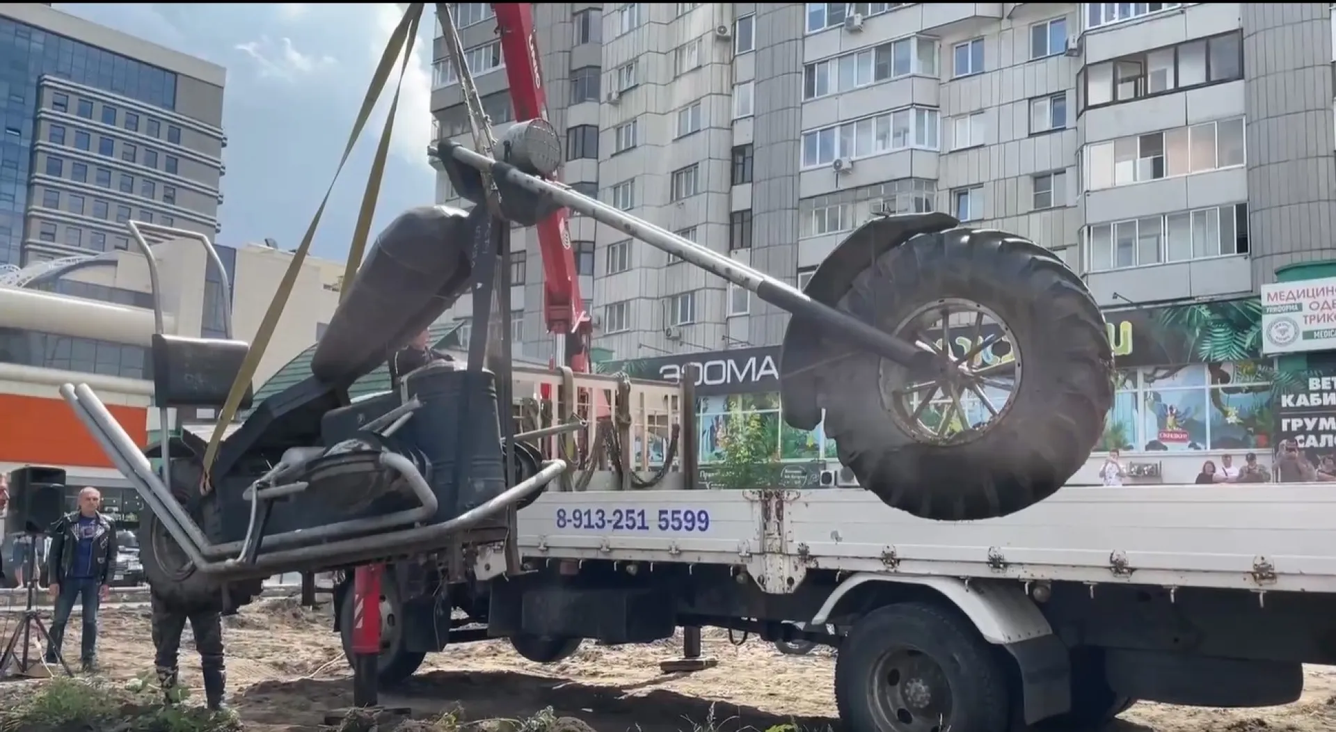 Байк-драма: свое место у барнаульского бара покинул гигантский мотоцикл