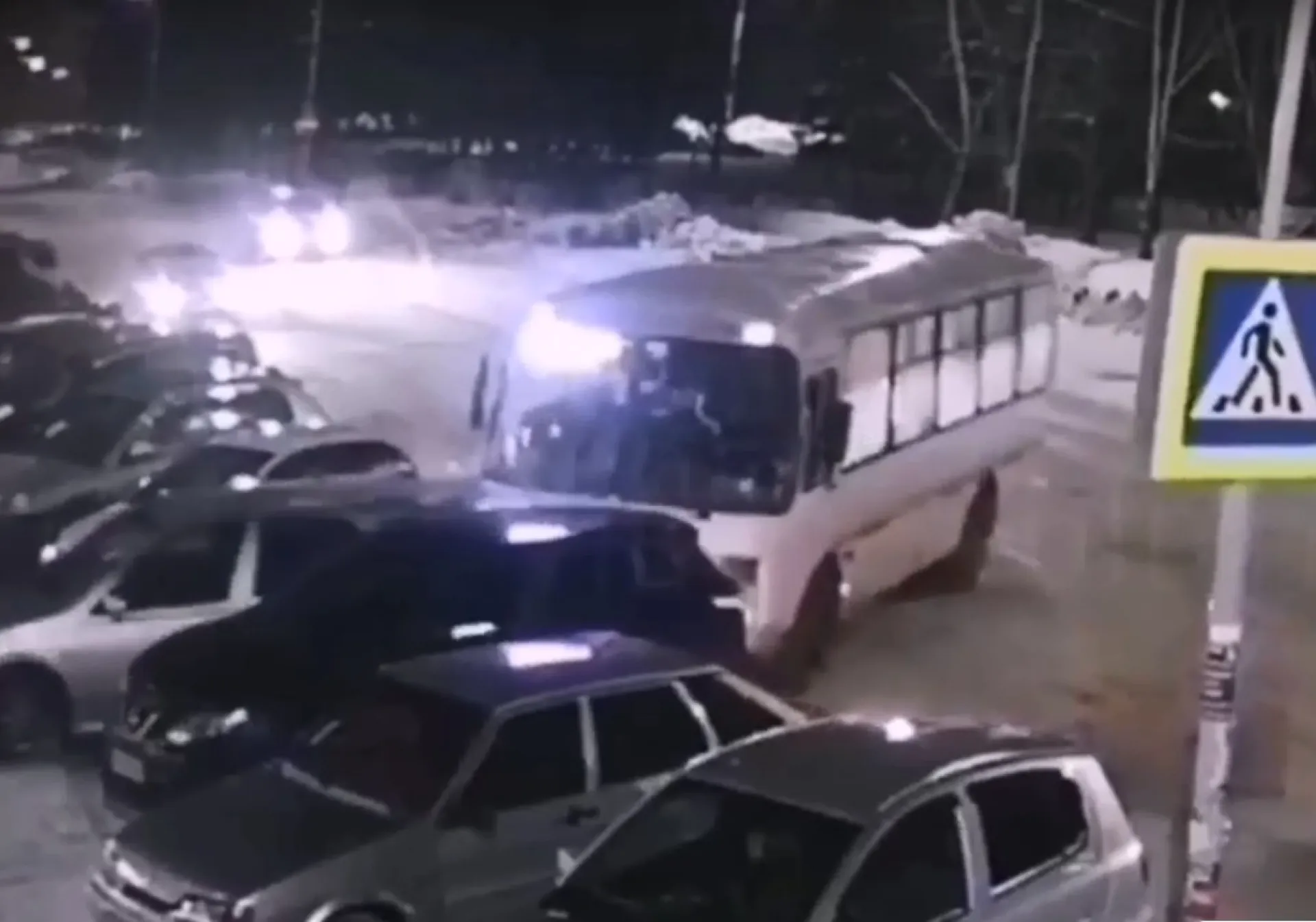 Автобус протаранил три легковых автомобиля в Бийске