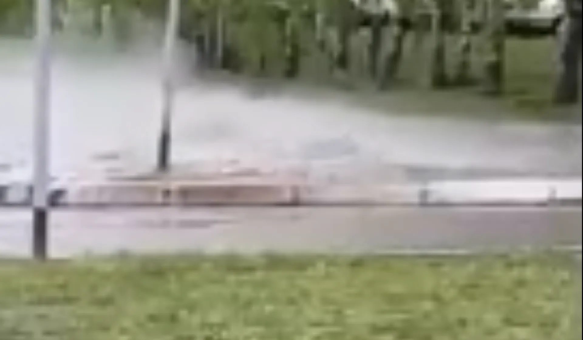Горячая вода забила из-под асфальта в Барнауле