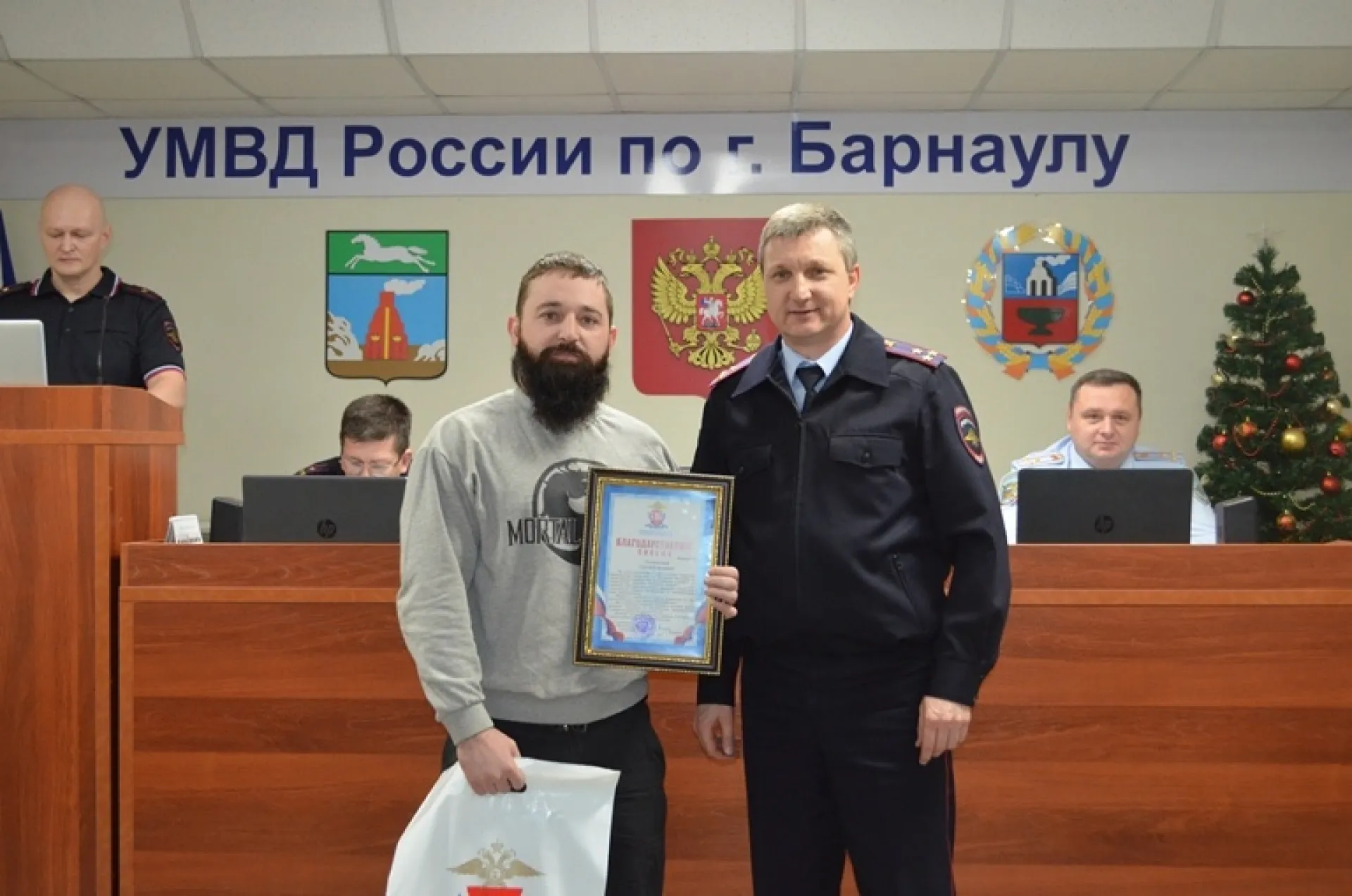 В Барнауле наградили граждан, оказавших содействие в задержании грабителей