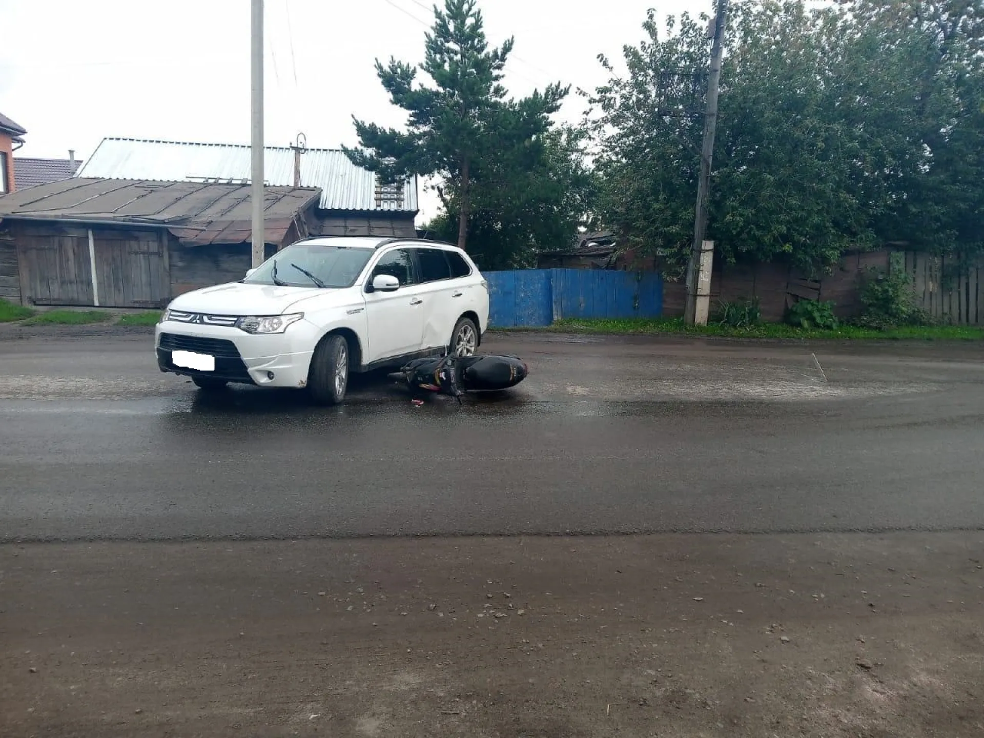 Автомобиль столкнулся с мопедом, которым управлял подросток, в Барнауле Автомобиль столкнулся с мопедом, которым управлял подросток, в Барнауле