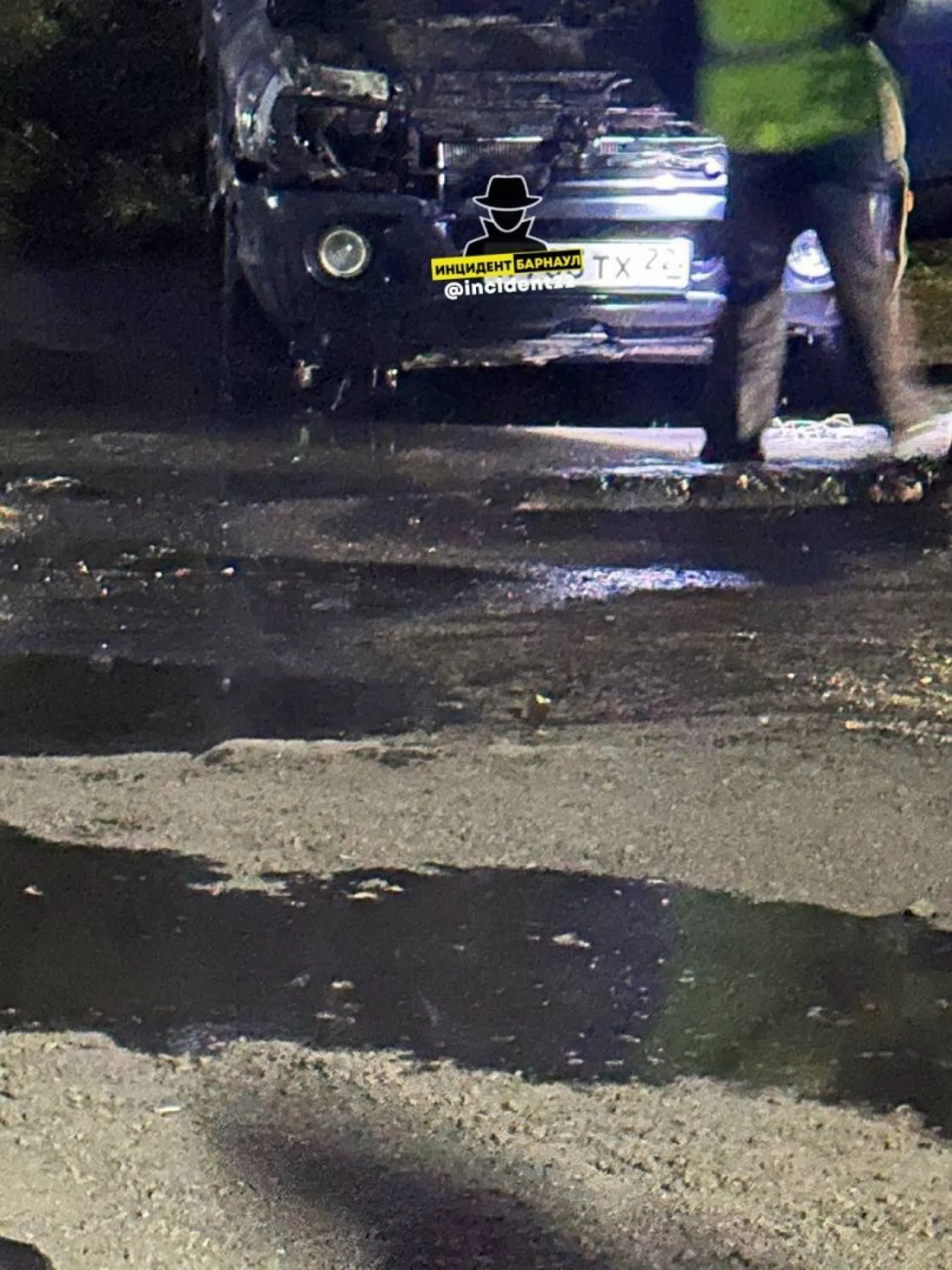 Автомобиль загорелся у жилого дома в Барнауле Автомобиль загорелся у жилого дома в Барнауле