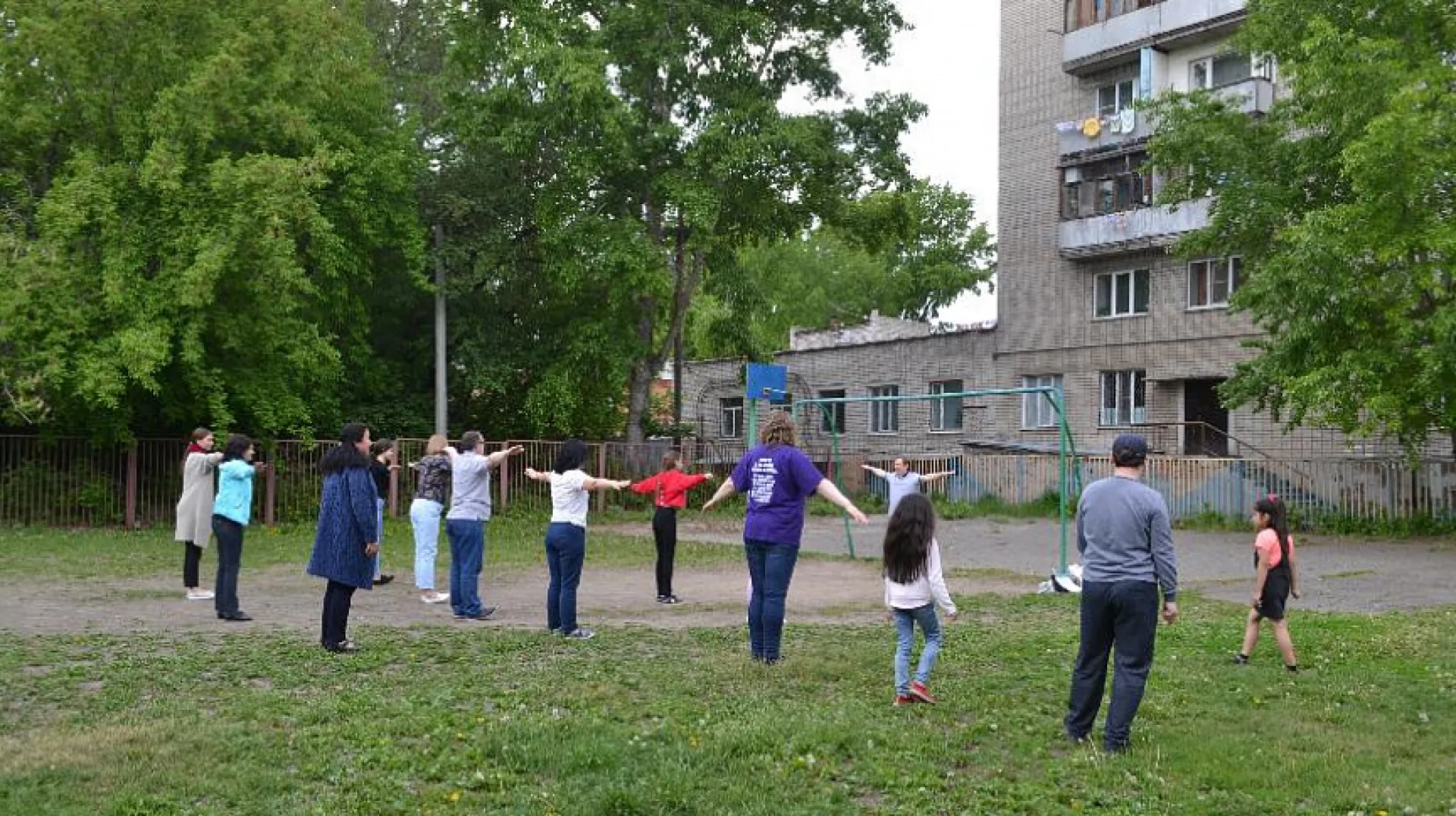 Жители Барнаула будут заниматься физкультурой с дворовыми инструкторами-врачами