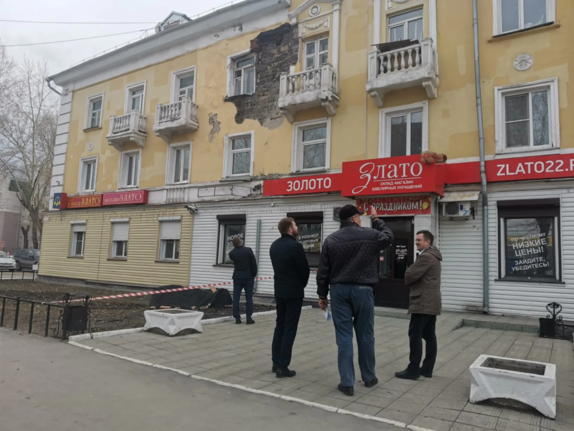 Кирпичная кладка дома №131 на проспекте Ленина обрушилась сегодня в Барнауле