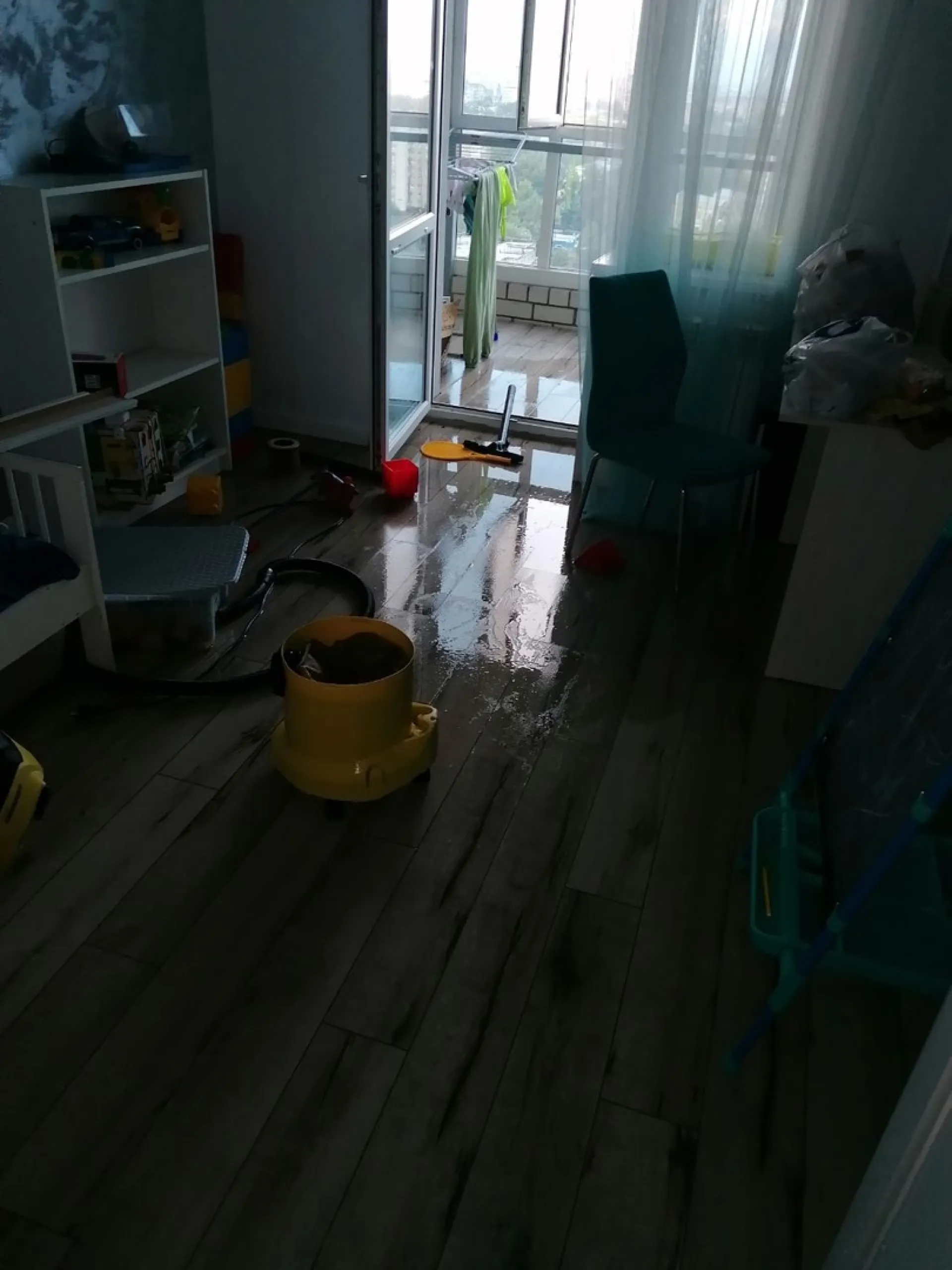 Квартиру в новостройке затопило после дождя в Барнауле