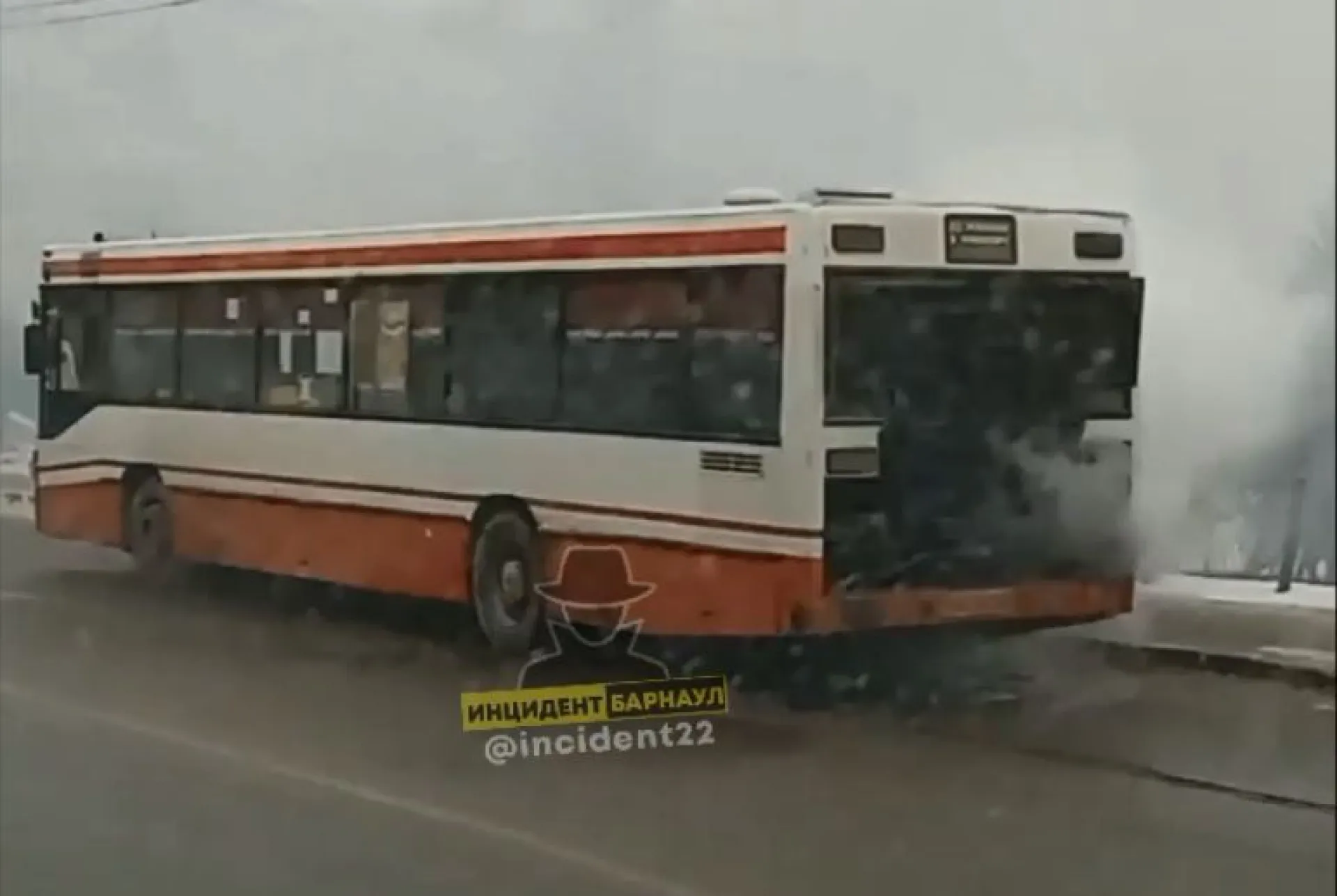 Автобус № 20 задымился на улице в Барнауле