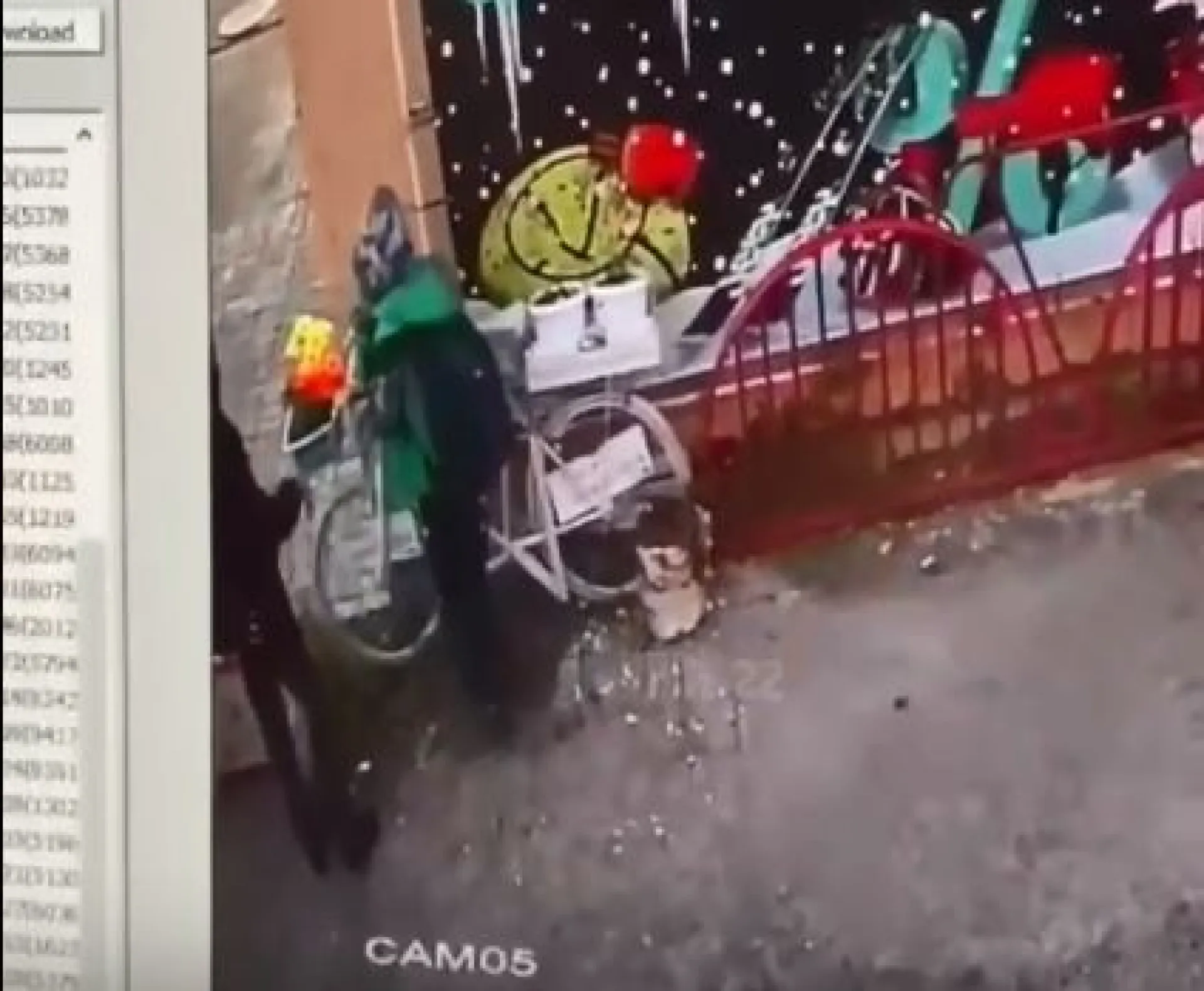 Школьники попытались угнать велосипед с цветами в Барнауле Школьники попытались угнать велосипед с цветами в Барнауле