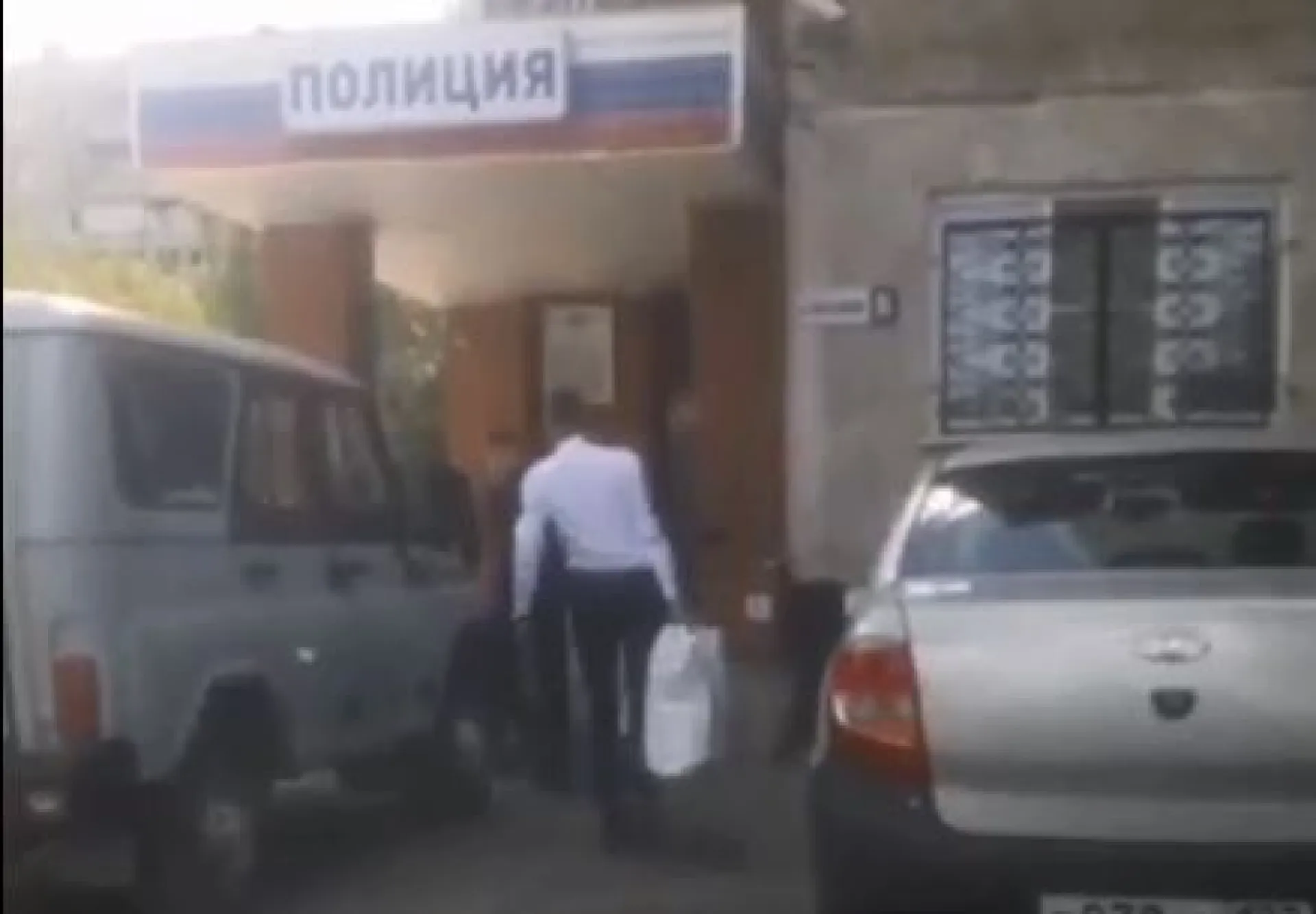 Жители барнаульского поселка вызвали полицию, когда увидели «торговцев» с пакетами