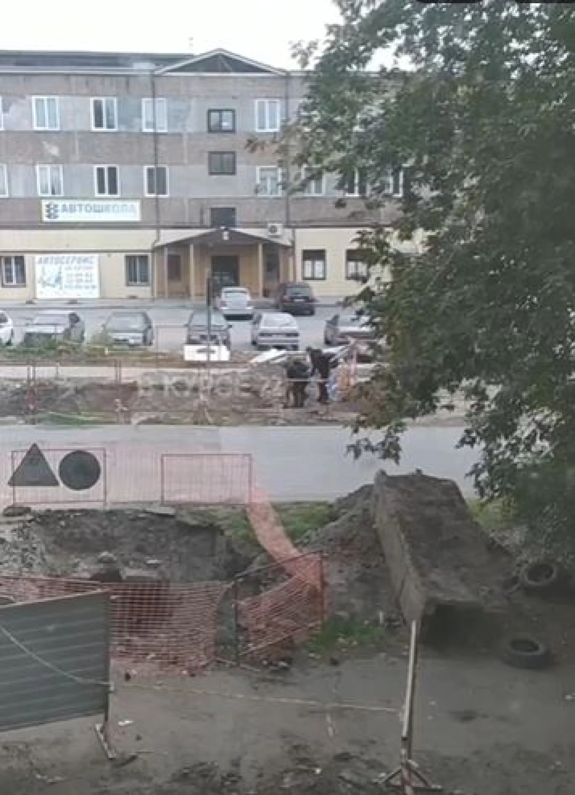 Двое неизвестных украли трубу у сотрудников коммунальных служб в Барнауле