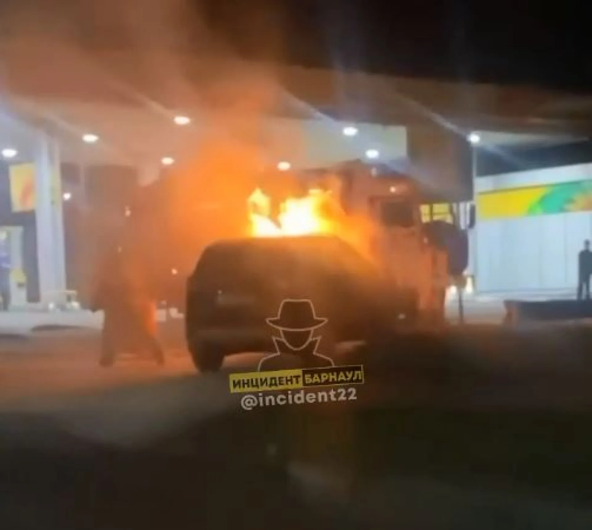 Легковая машина сгорела на автозаправке в Новоалтайске