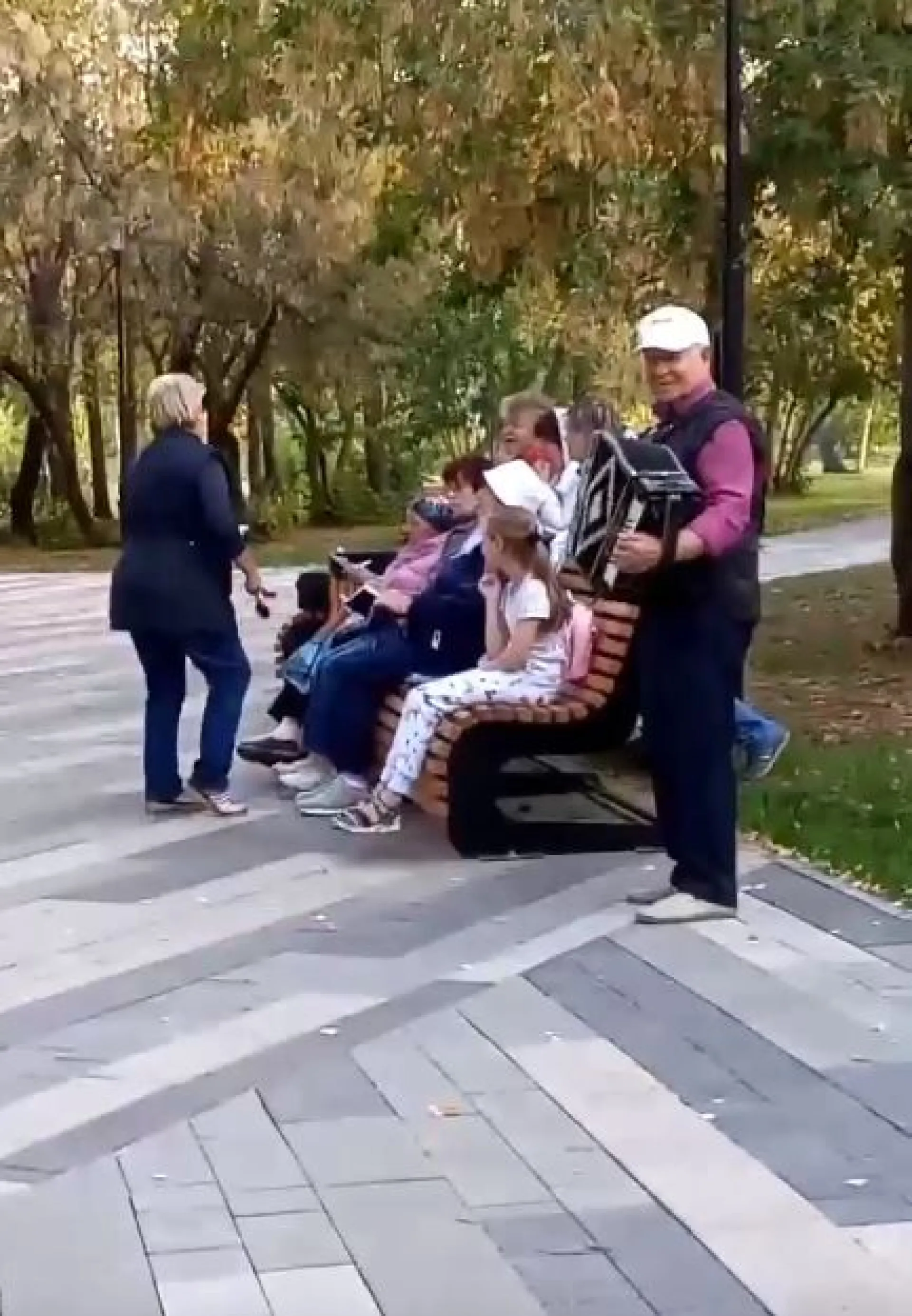 Группа пенсионеров каждый вечер устраивает задушевные уличные пения в Барнауле