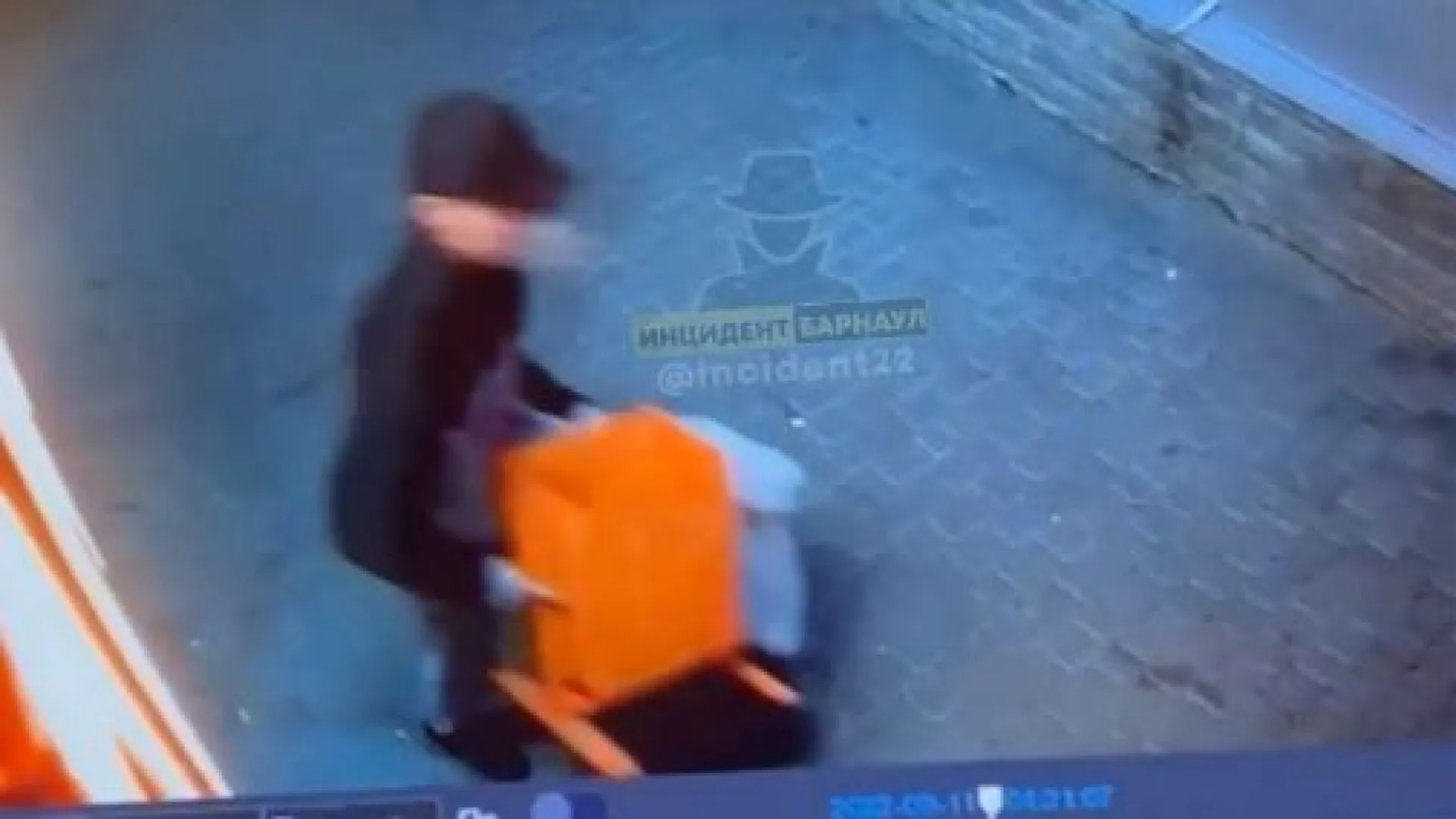 Мужчина по странным обстоятельствам украл урну в Барнауле