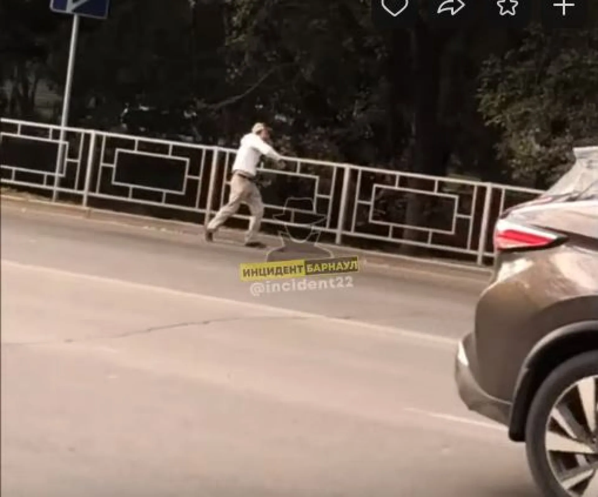 Веселый мужчина с бутылкой в руках танцевал на дороге в Барнауле Веселый мужчина с бутылкой в руках танцевал на дороге в Барнауле
