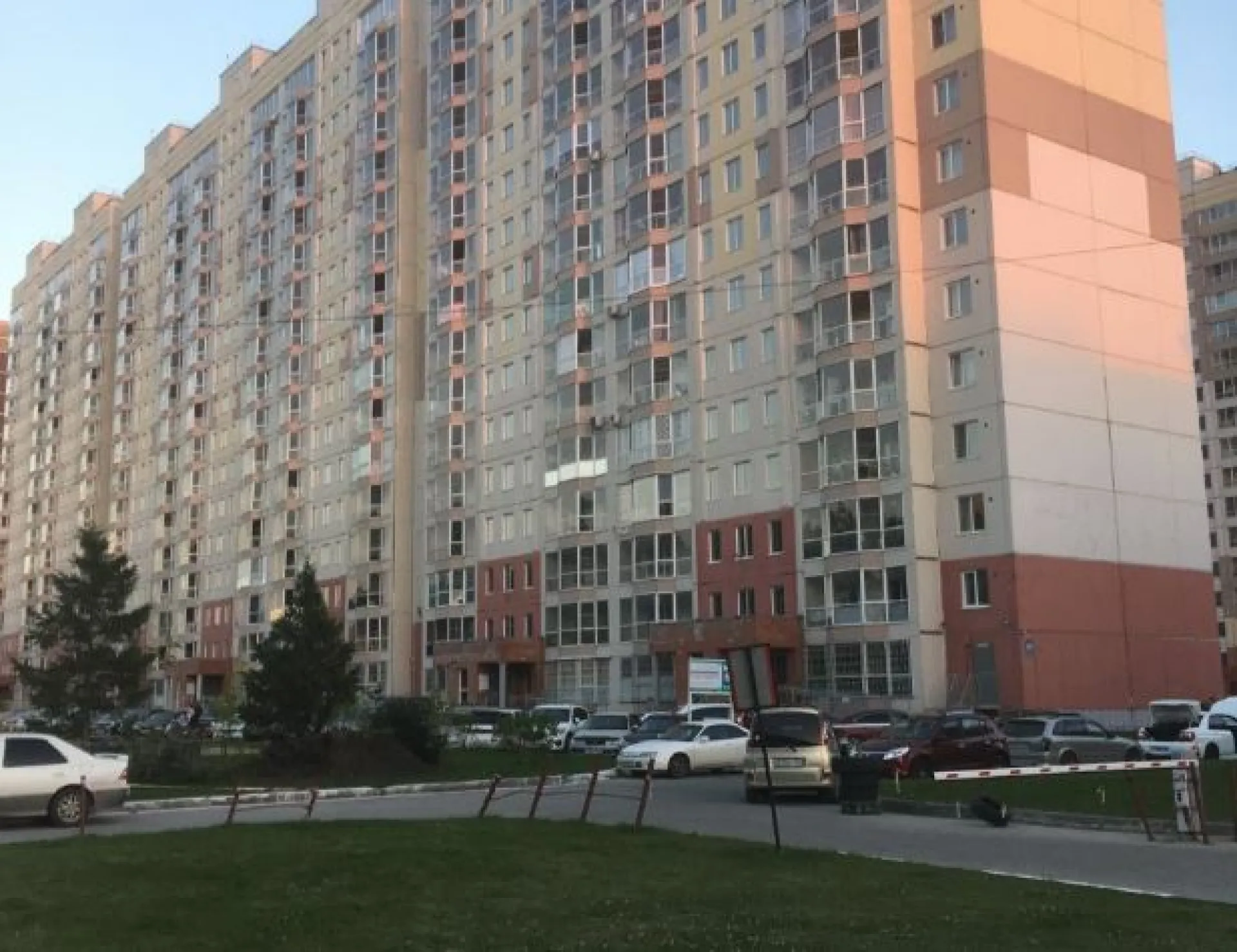 В Новосибирске мужчина оставил в подъезде двух детей и сбежал 
