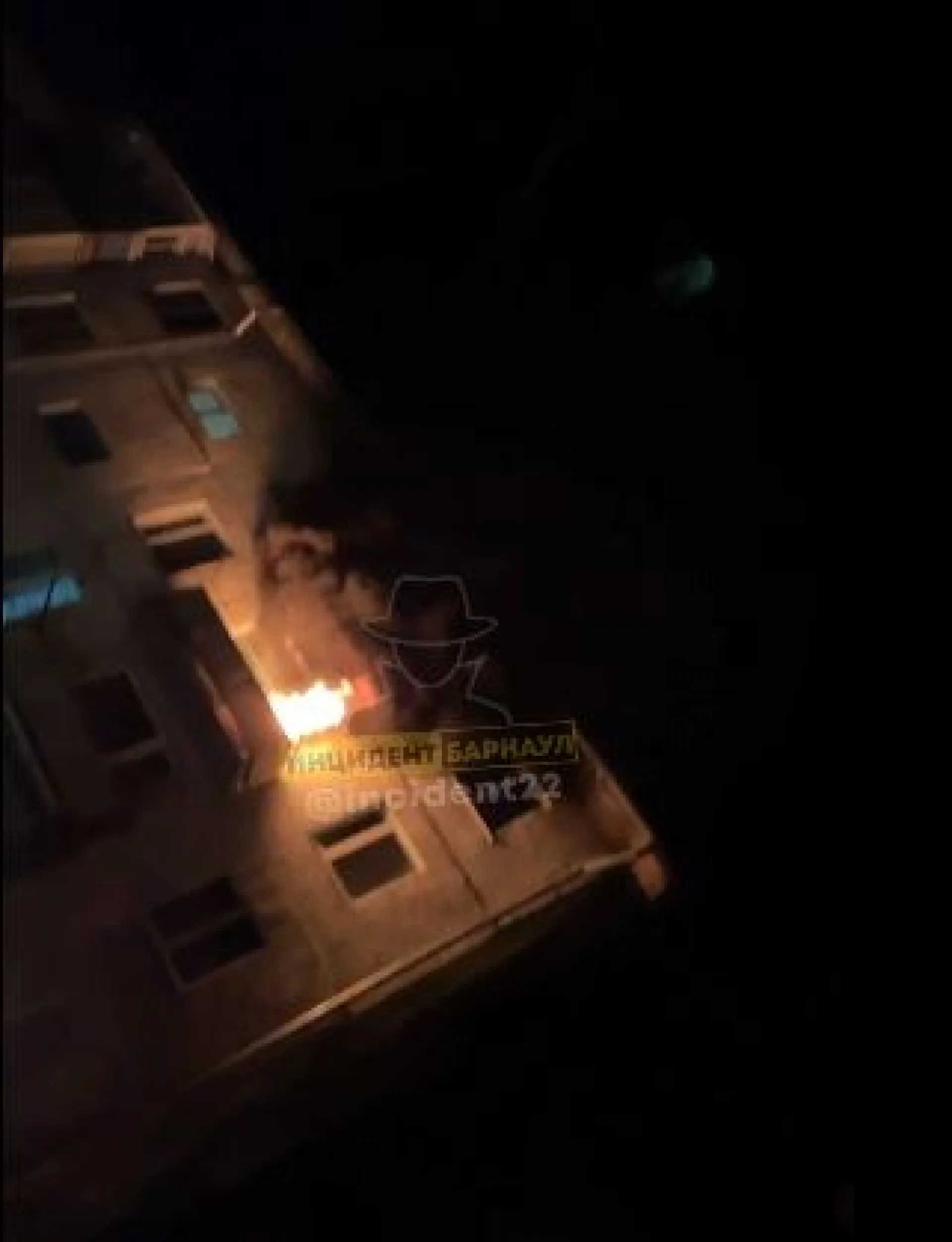 Спасатели эвакуировали 12 человек и двух кошек при пожаре на балконе дома в Барнауле Спасатели эвакуировали 12 человек и двух кошек при пожаре на балконе дома в Барнауле