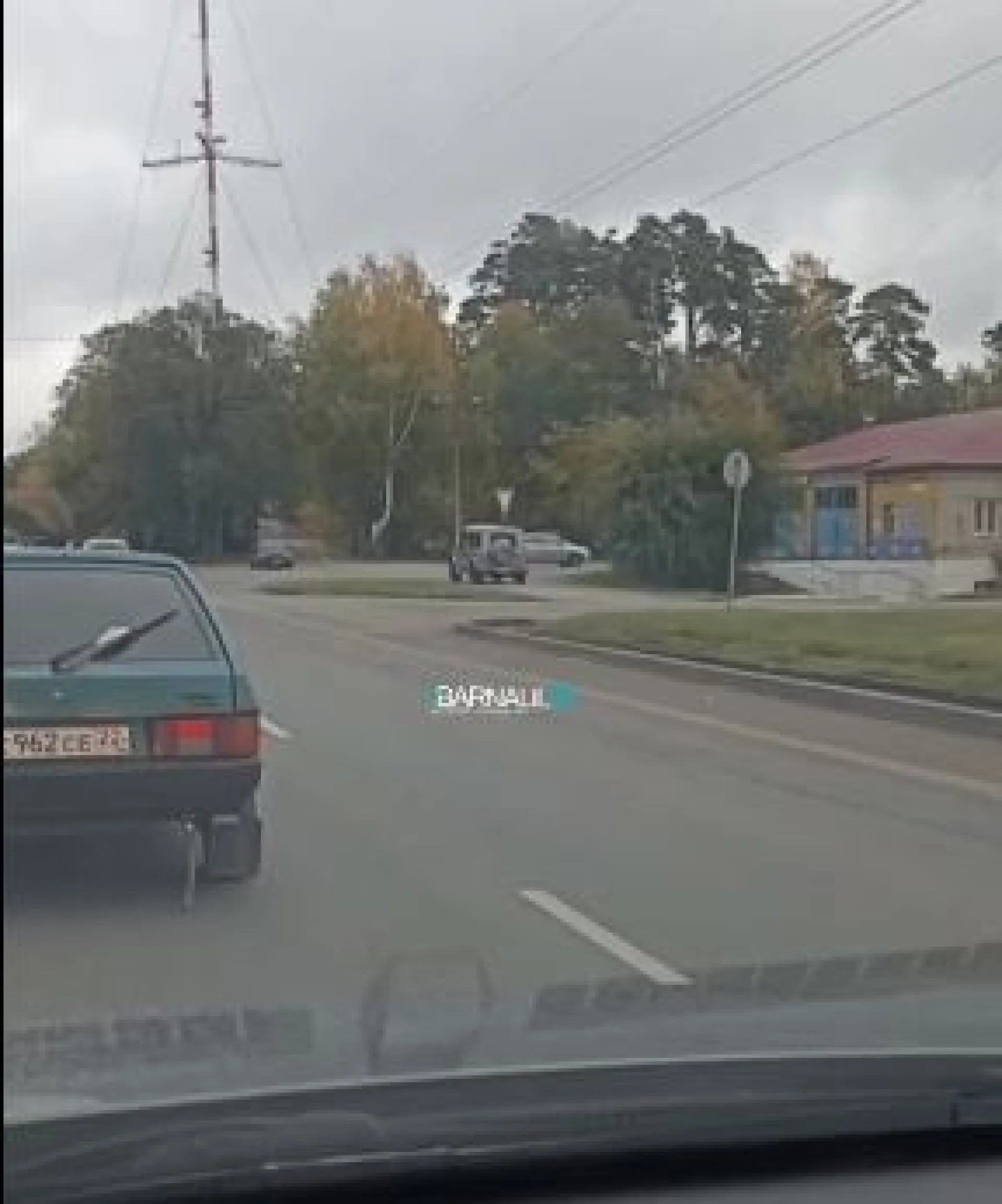 Водитель легкового автомобиля пронесся по тротуару в Барнауле