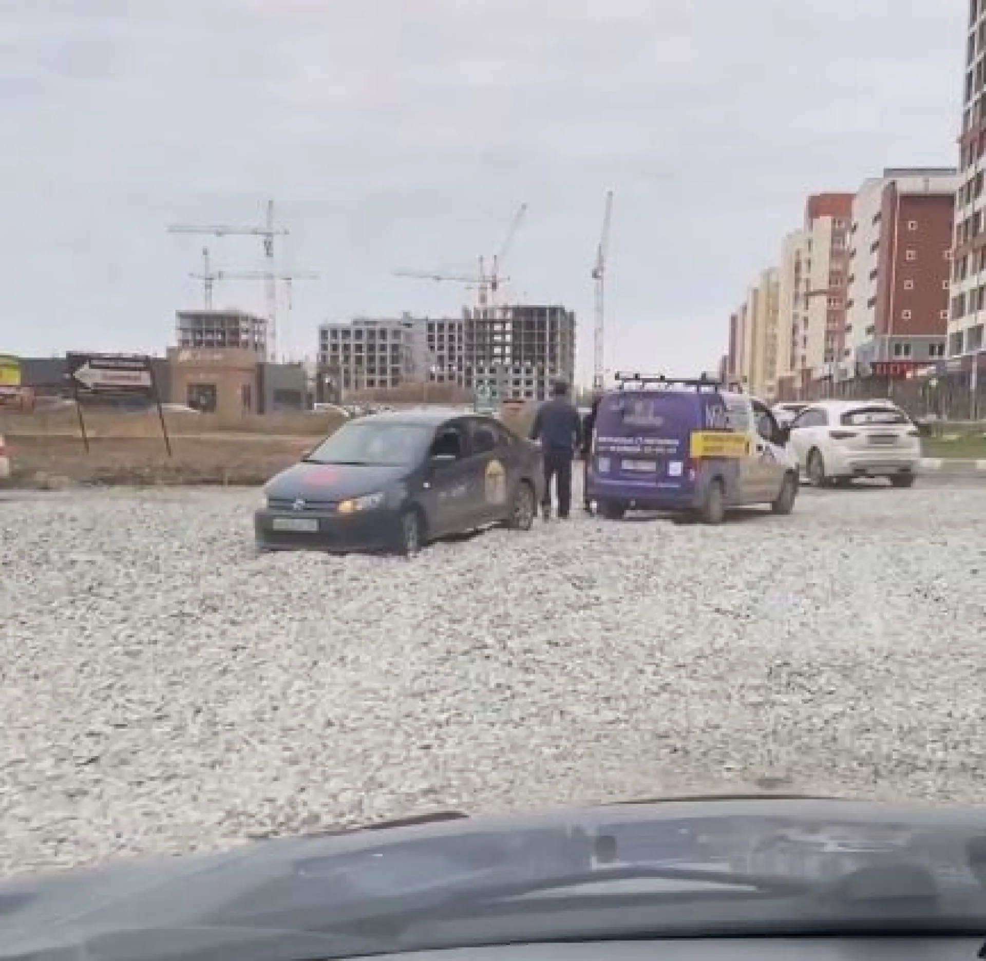 Жители Барнаула жалуются на отсутствие асфальта на участке дороги