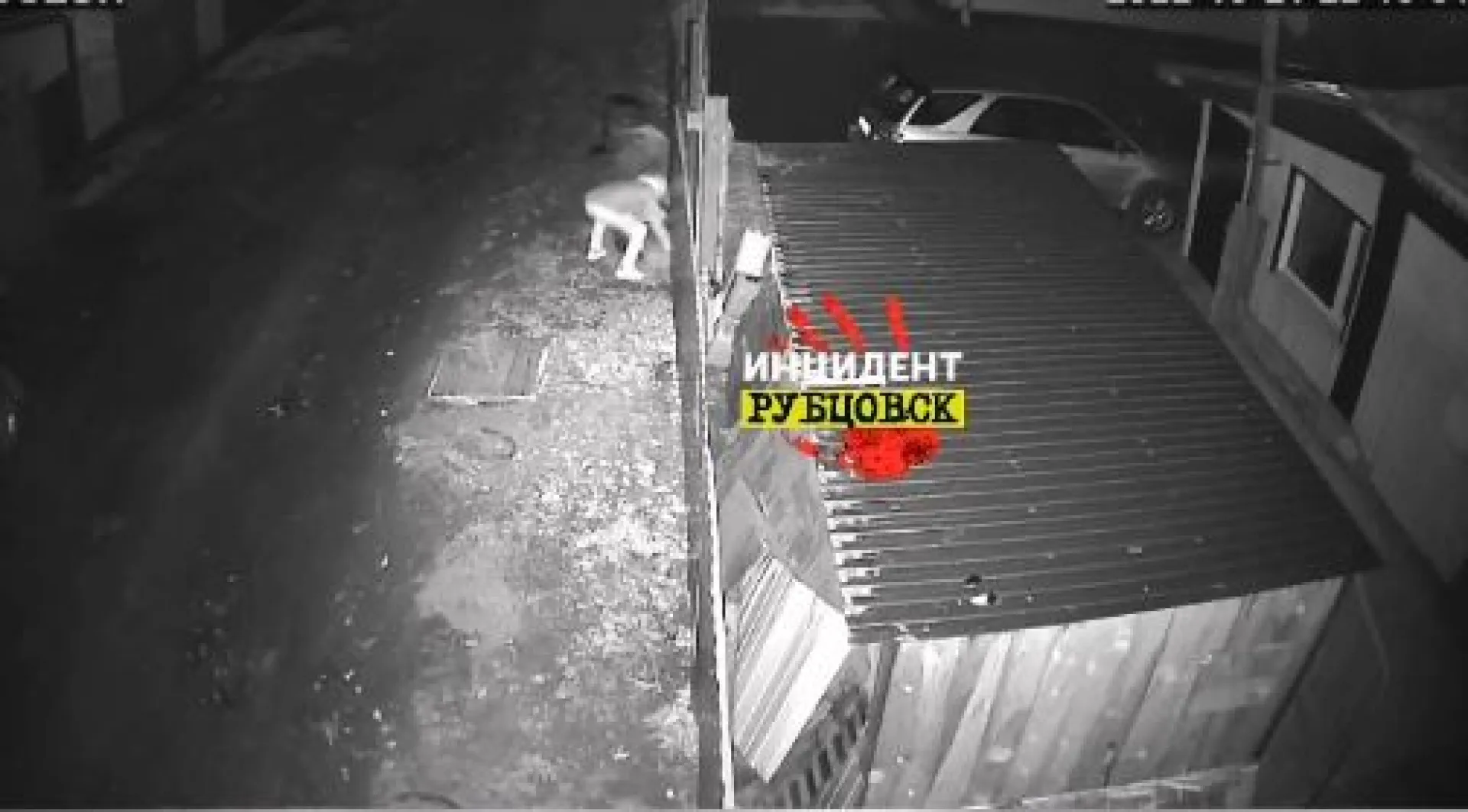 В Рубцовске хулиган загородил выход из частного дома шинами и камнями В Рубцовске хулиган загородил выход из частного дома шинами и камнями