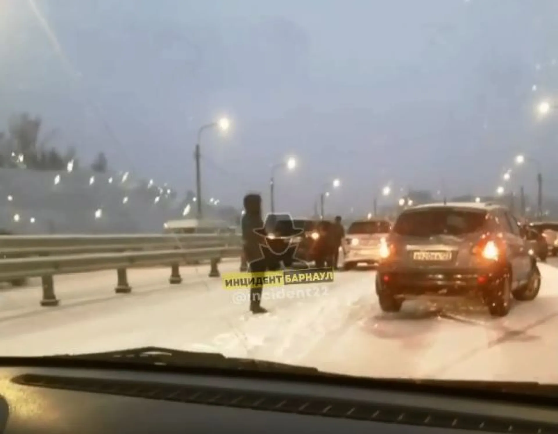 Массовое ДТП произошло на Новом мосту в Барнауле
