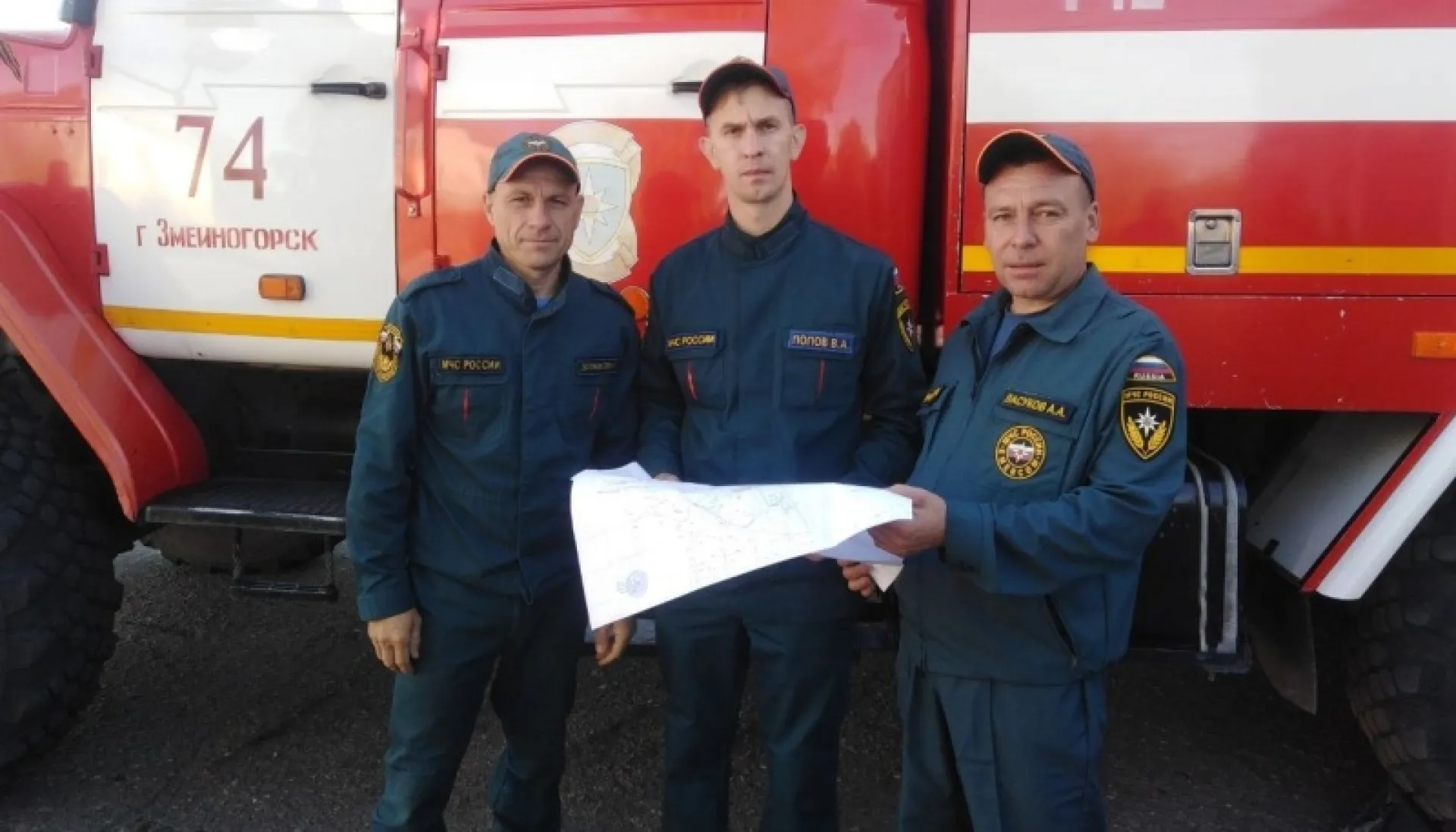 Сотрудники МЧС помогли семье, которая заблудилась в предгорьях Алтая Сотрудники МЧС помогли семье, которая заблудилась в предгорьях Алтая