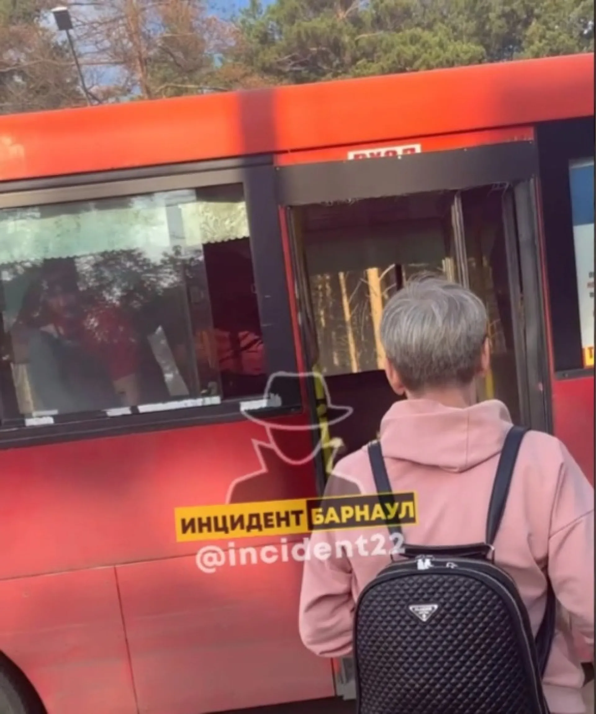 Водитель барнаульского автобуса устроил драку с пассажиром, которая переросла в поножовщину