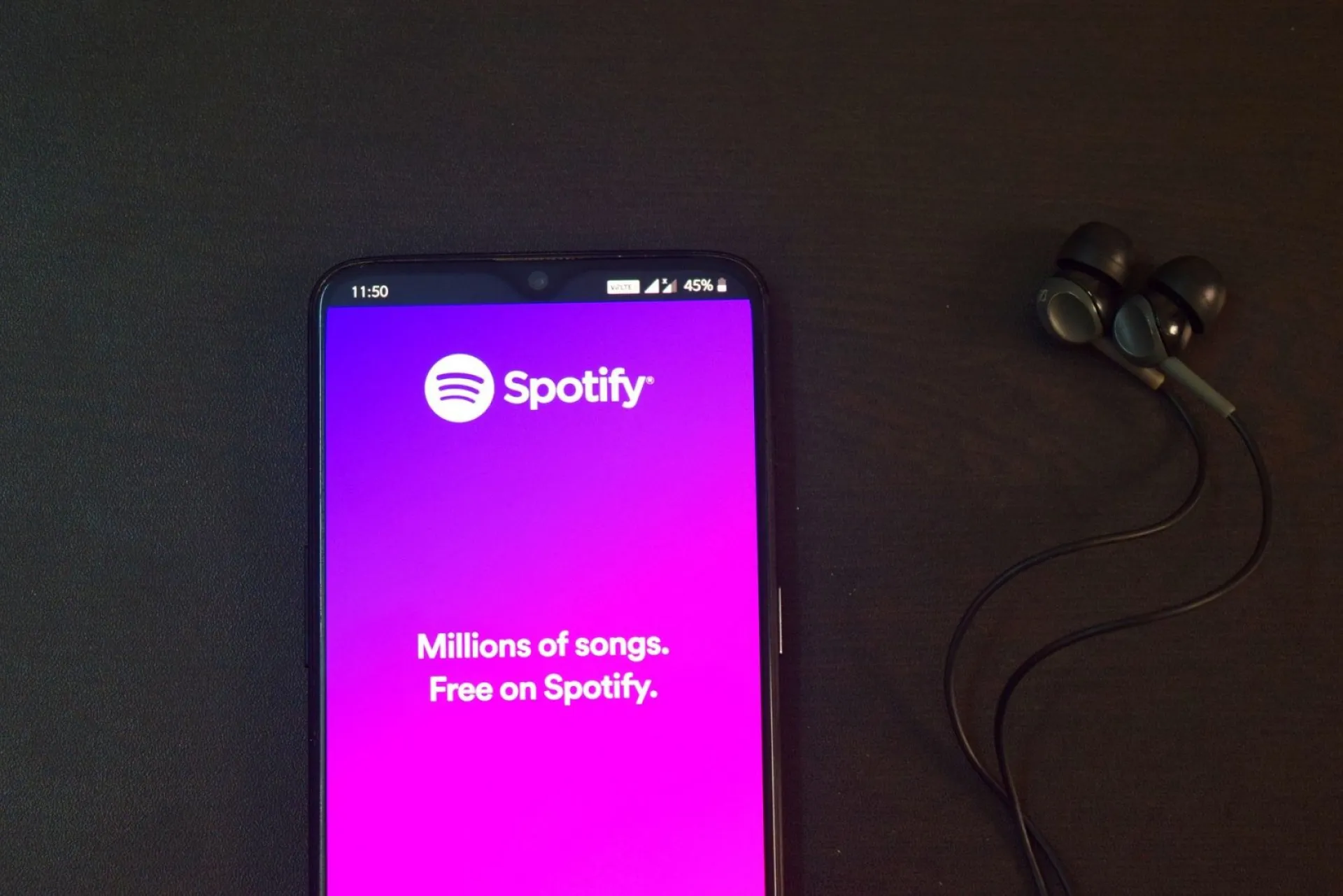 Spotify удалили из App Store и Google Play