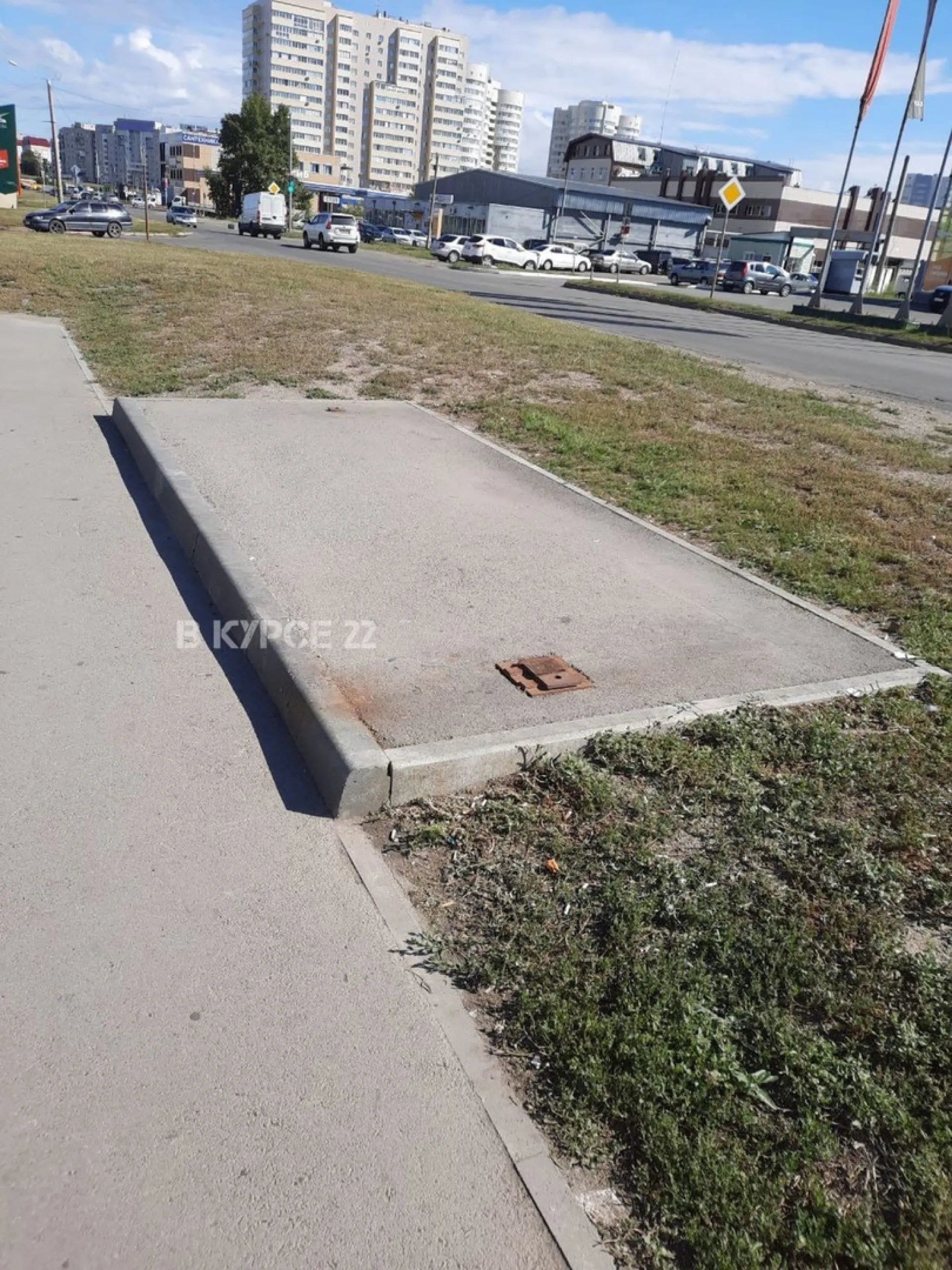 Остановки и мусорные урны исчезли на улице в Барнауле