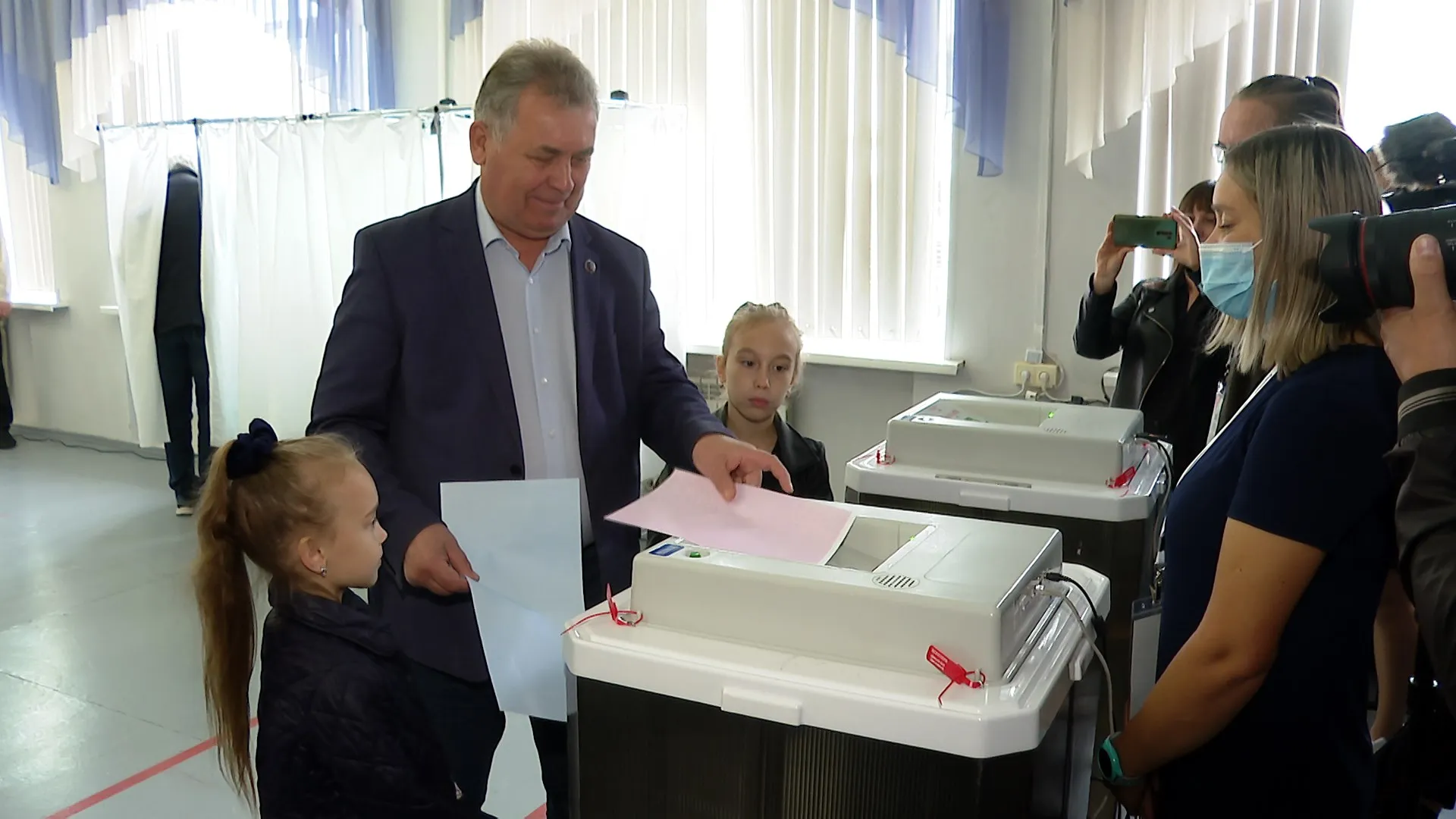 Традиционно председатель Алтайского краевого Заксобрания Александр Романенко пришел голосовать в компании внучек Традиционно председатель Алтайского краевого Заксобрания Александр Романенко пришел голосовать в компании внучек