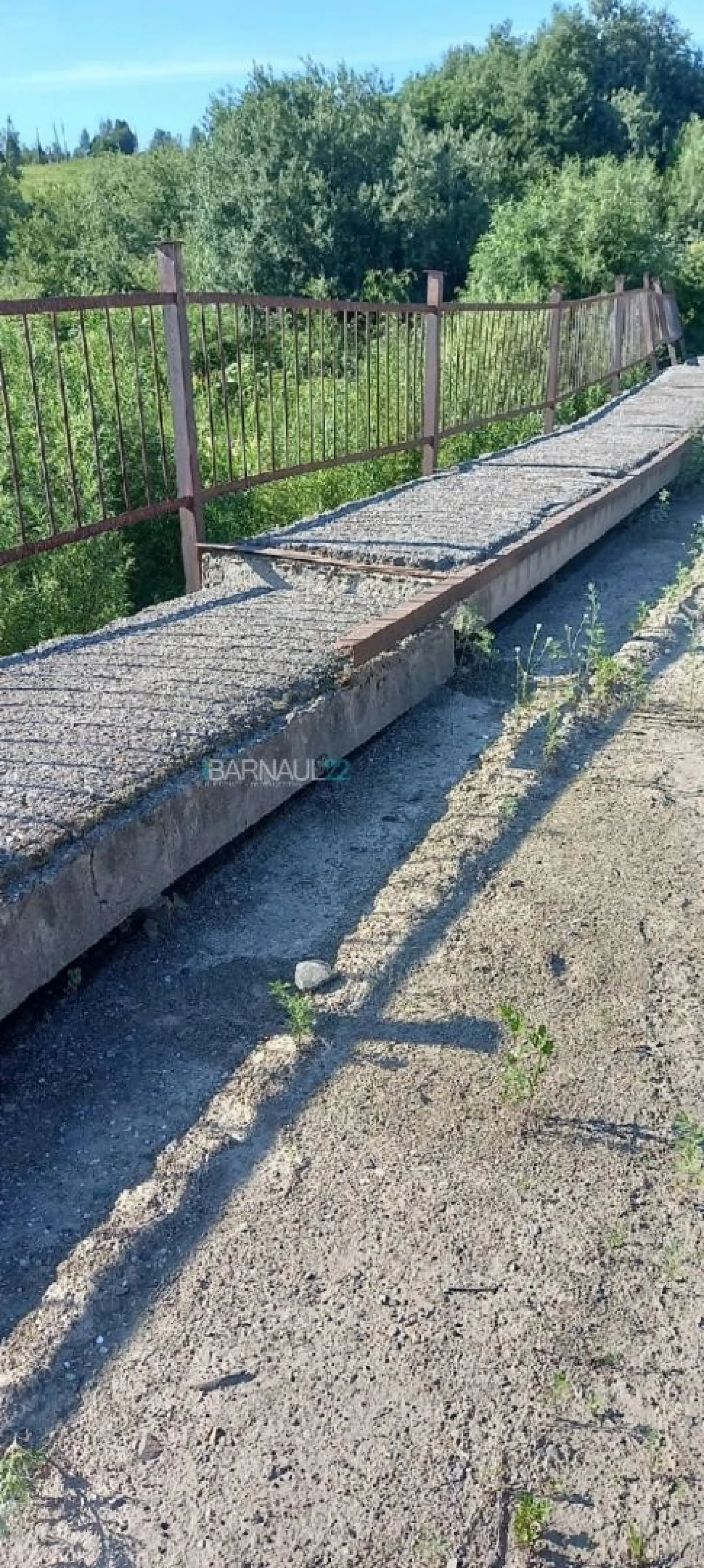 Мост разрушается между селами Алтайского края 