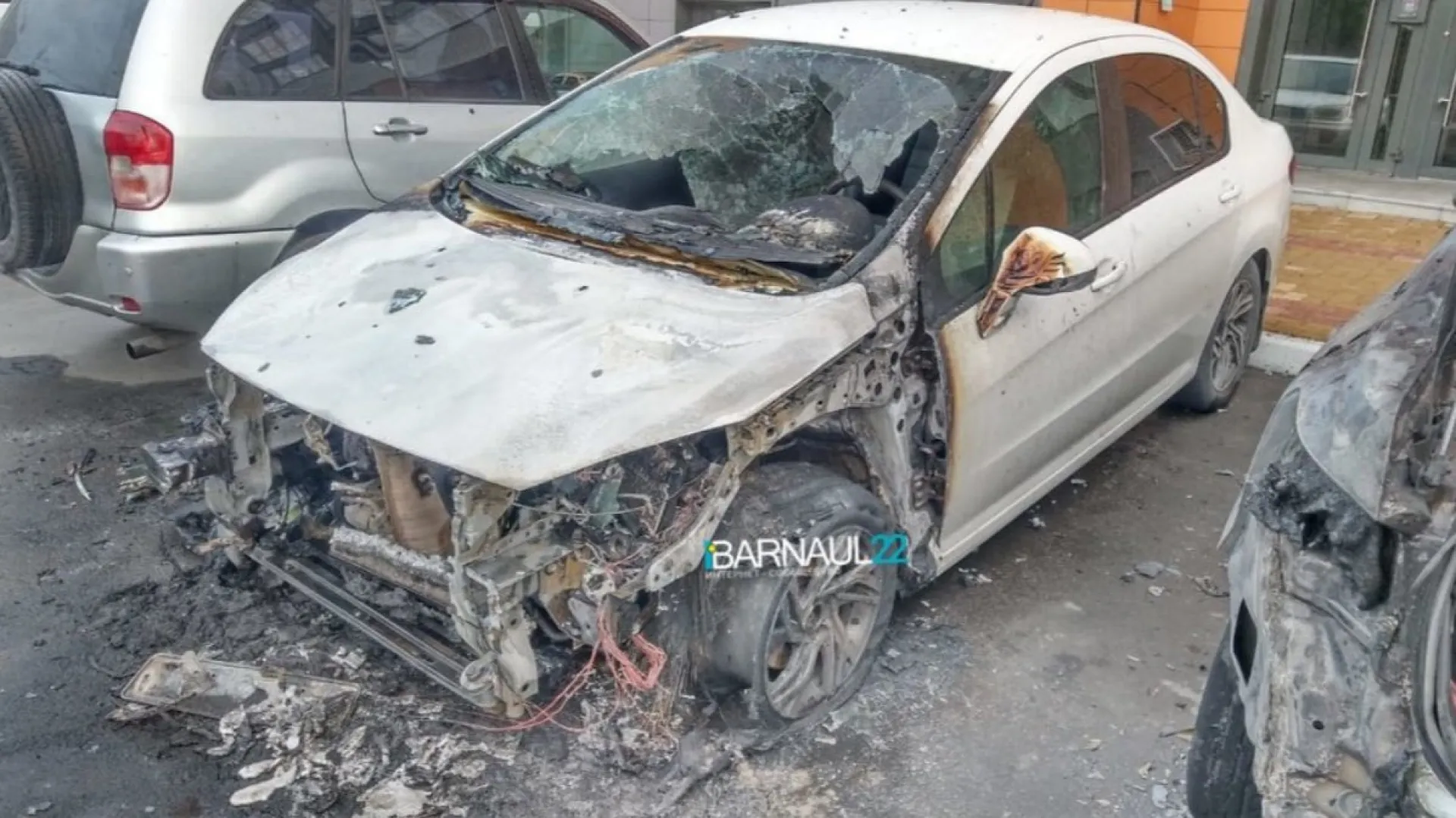 Соцсети: неизвестные подожгли припаркованный автомобиль в Барнауле